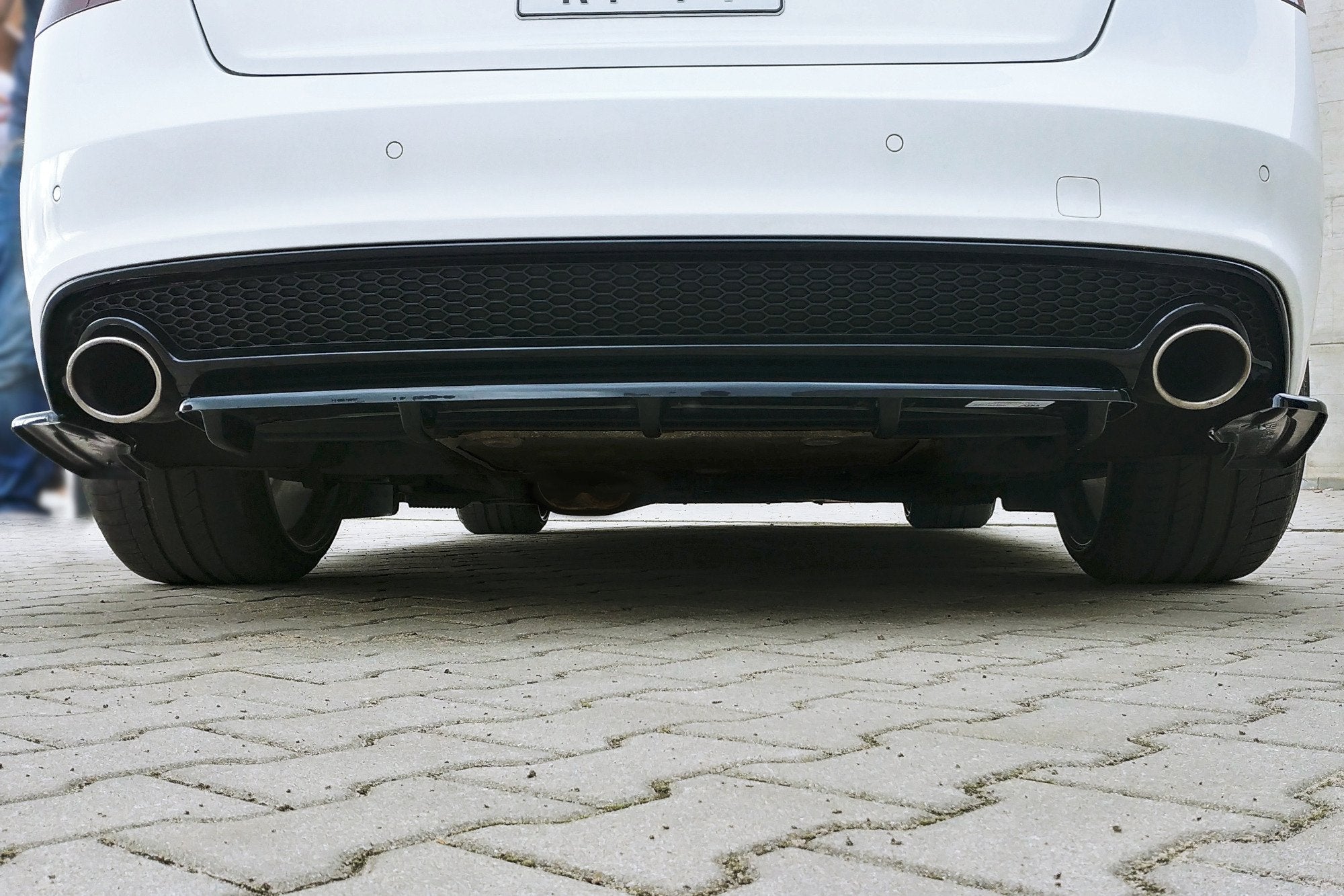 CENTRAL REAR SPLITTER AUDI A5 S-LINE FACELIFT (with a vertical bar)