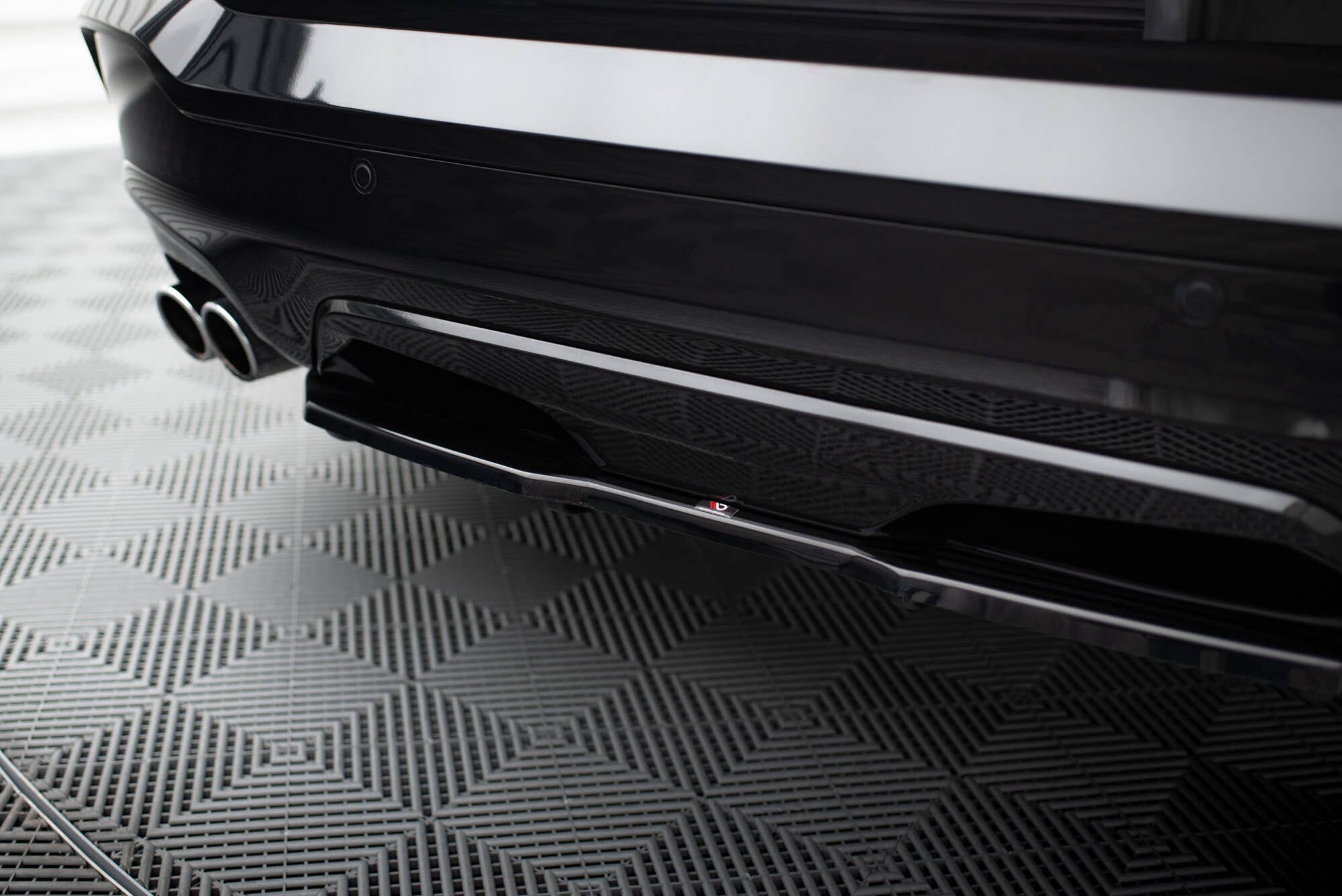 CENTRAL REAR SPLITTER for BMW X4 M-PACK (with a vertical bar)