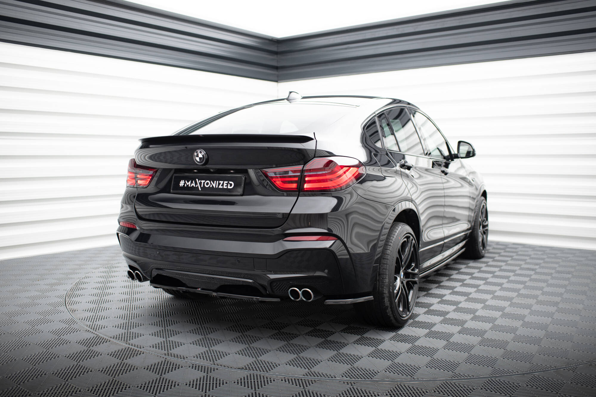 CENTRAL REAR SPLITTER for BMW X4 M-PACK (with a vertical bar)