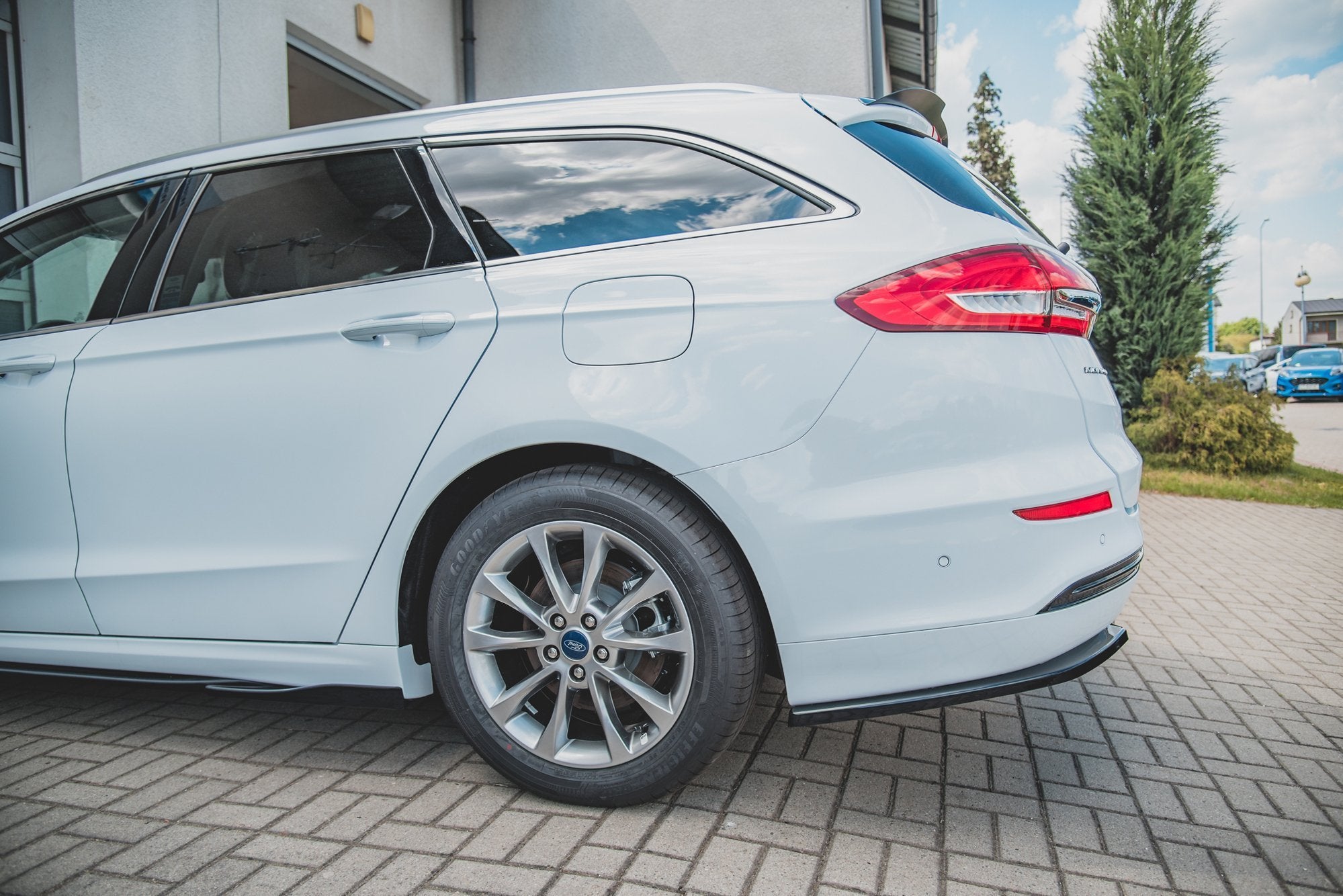 Central Rear Splitter Ford Mondeo Estate Platinium Mk5 Facelift