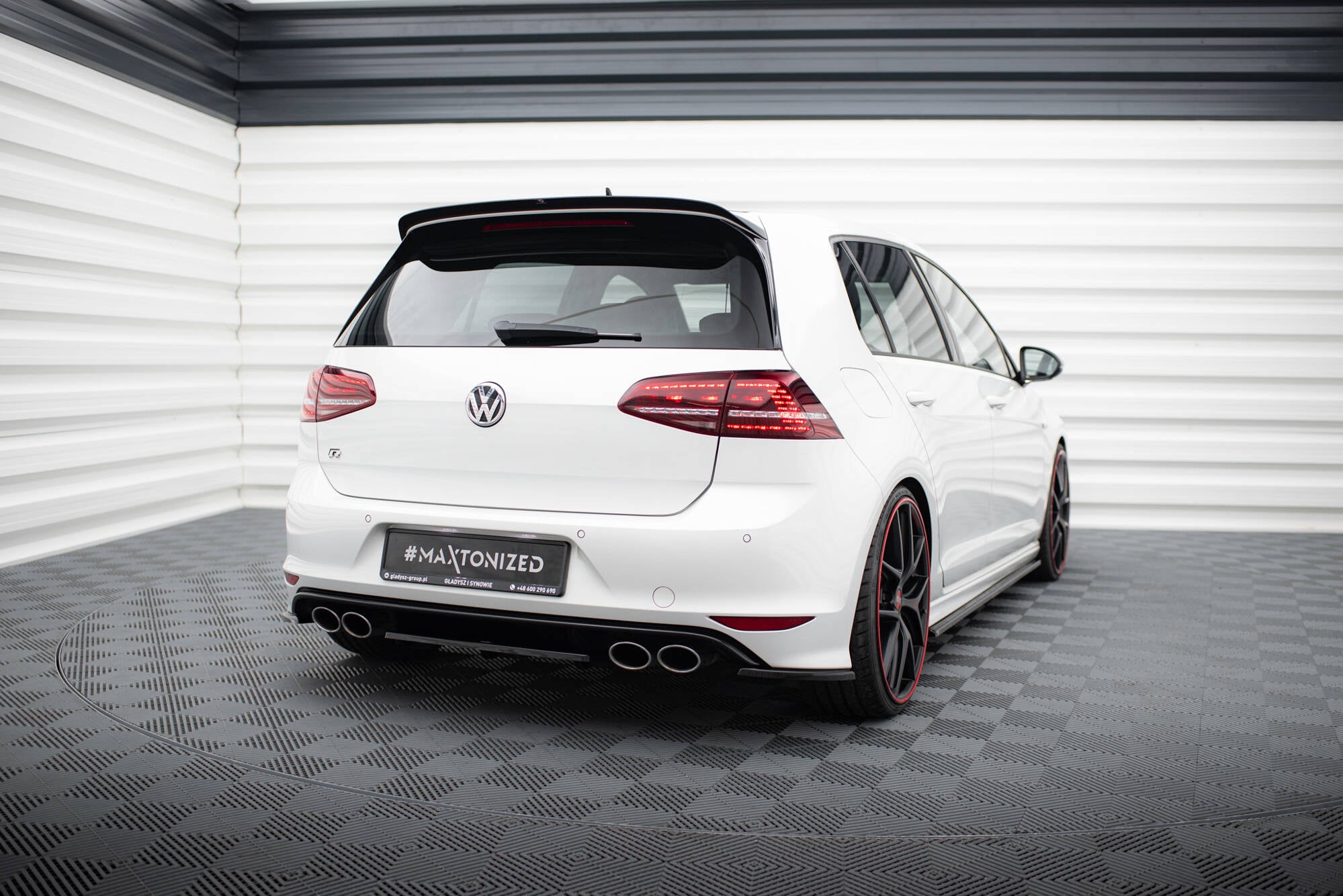 CENTRAL REAR SPLITTER VW GOLF VII R (with vertical bars)