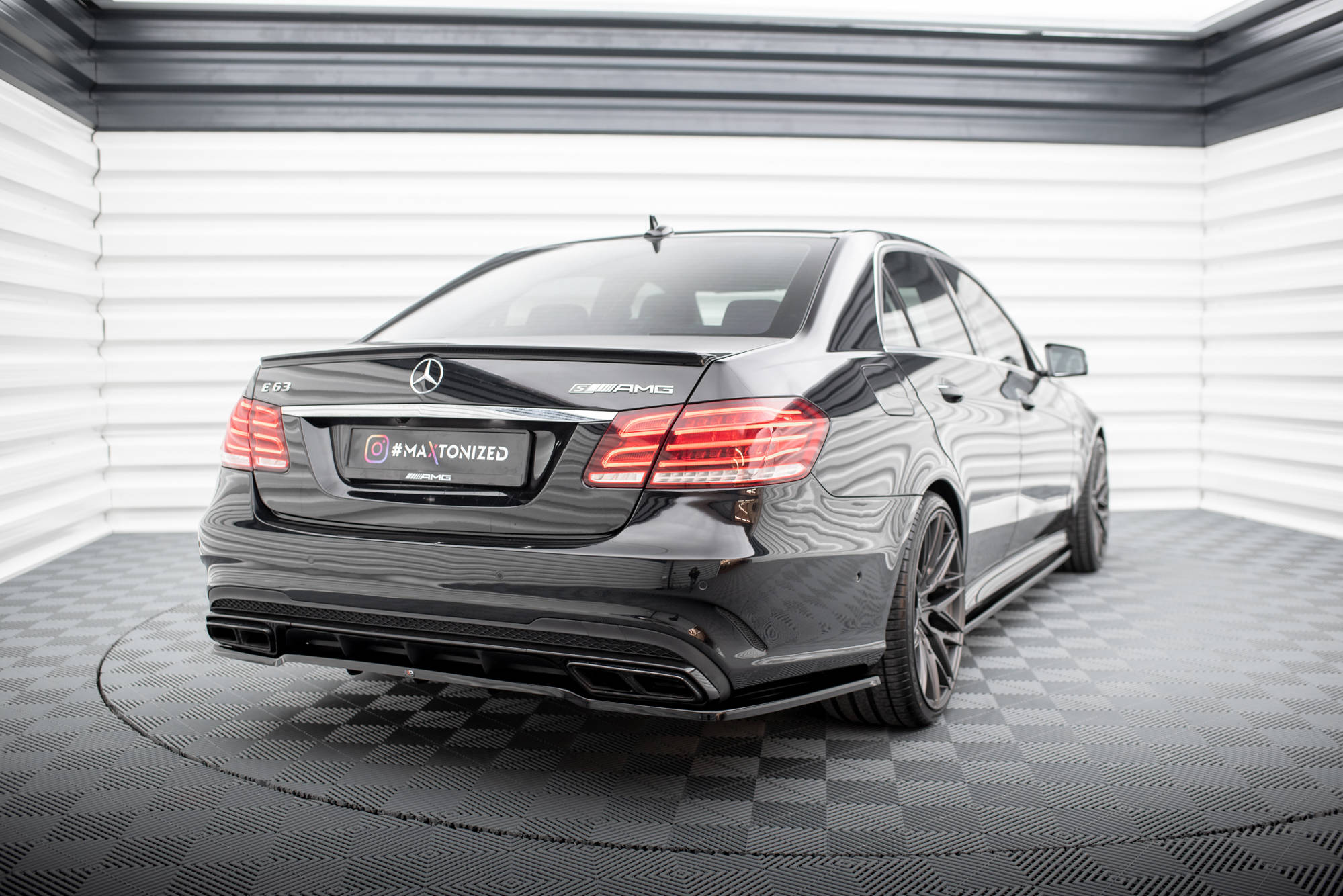 Central Rear Splitter (with vertical bars) Mercedes-Benz E63 AMG Sedan W212 Facelift