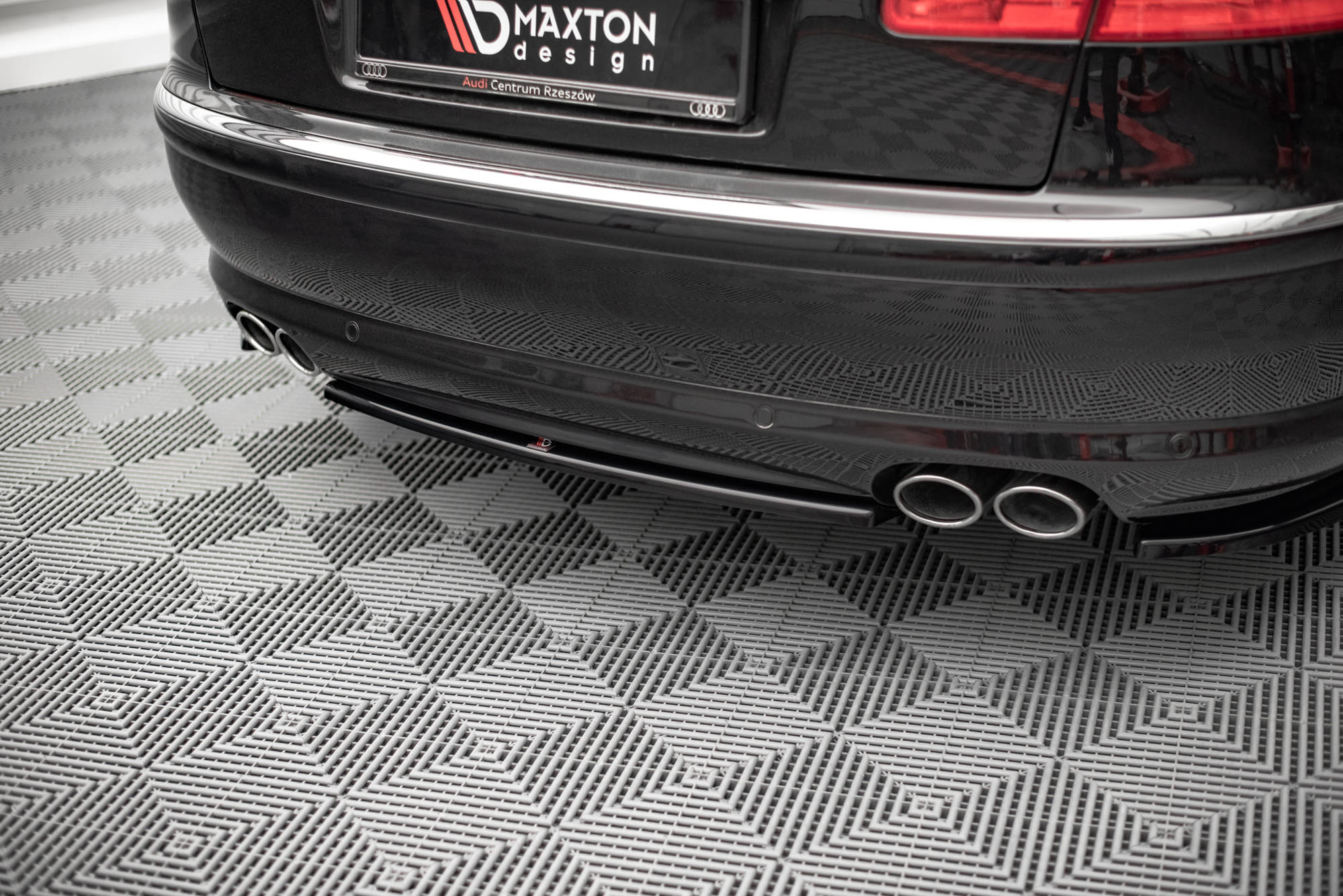 Central Rear Splitter for Audi S8 D3