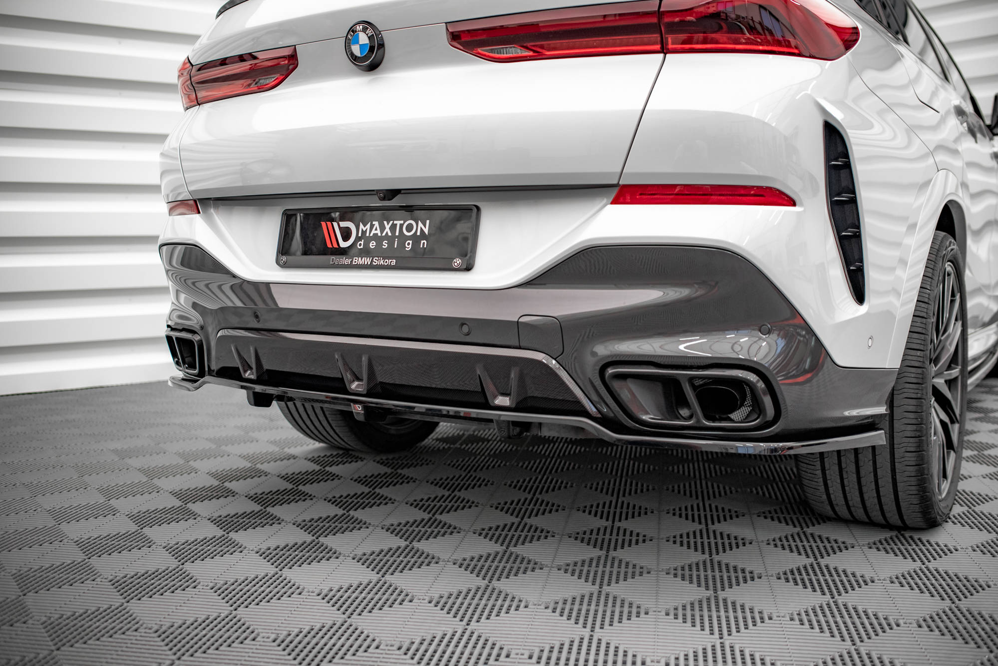 Central Rear Splitter (with vertical bars) V.1 BMW X6 M-Pack G06