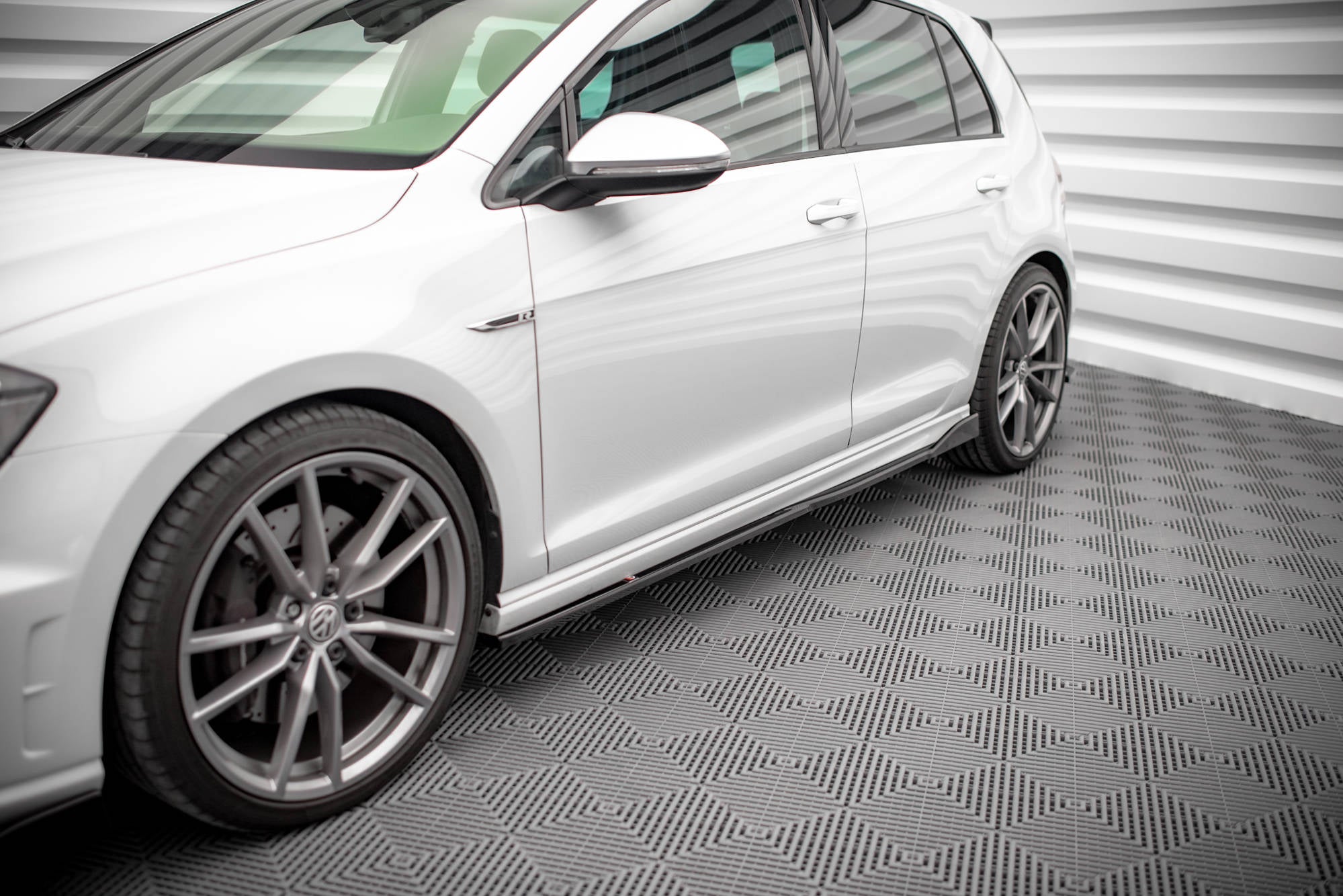 Side Skirts Diffusers V.2 Volkswagen Golf R / R-Line Mk7