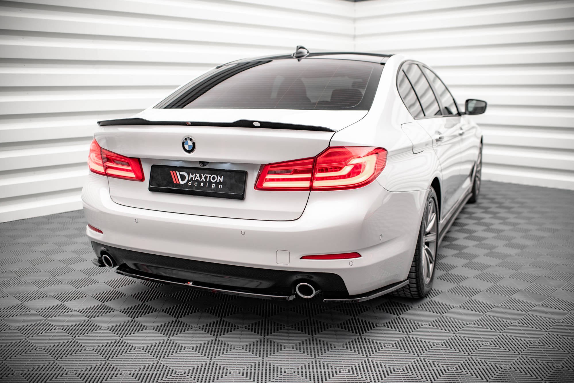 Central Rear Splitter for BMW 5 Sedan G30