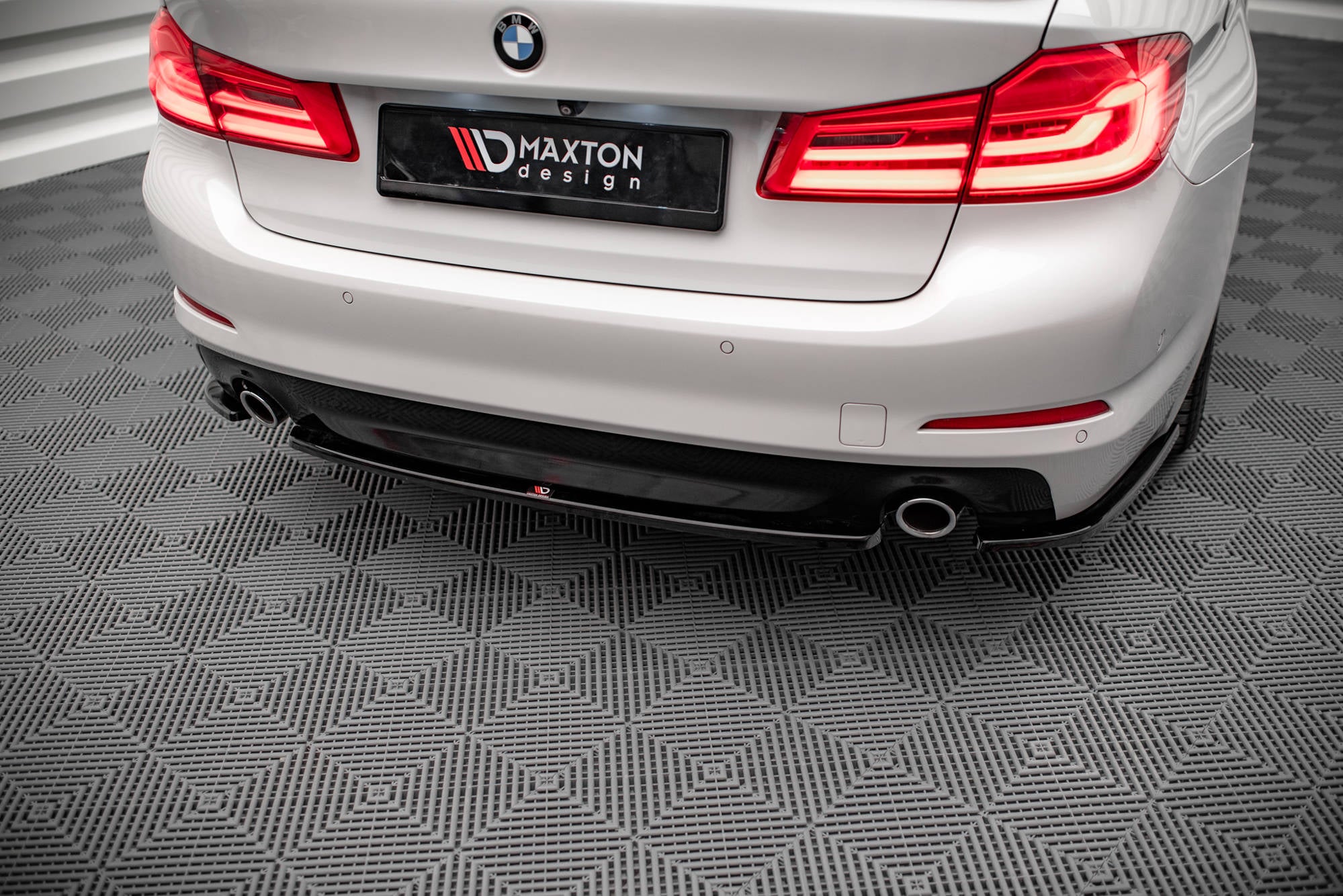 Central Rear Splitter for BMW 5 Sedan G30