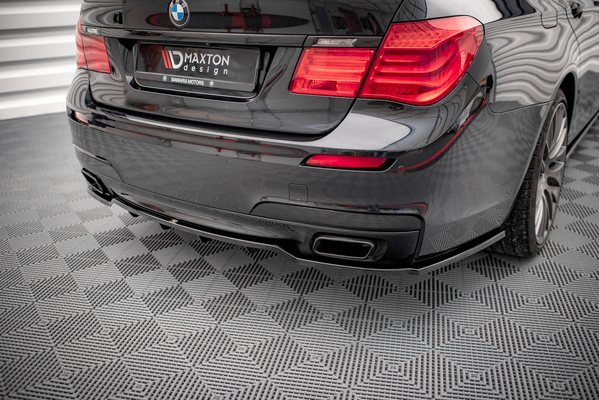 Central Rear Splitter (with vertical bars) BMW 7 M-Pack F01