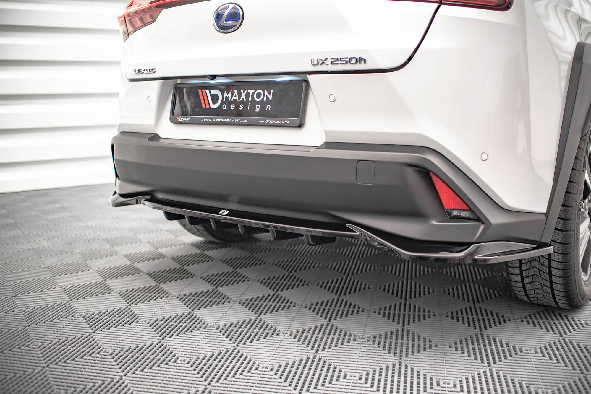 Central Rear Splitter (with vertical bars) Lexus UX Mk1