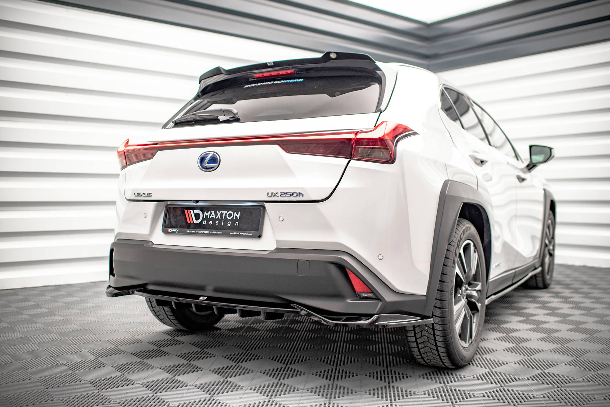 Central Rear Splitter (with vertical bars) Lexus UX Mk1