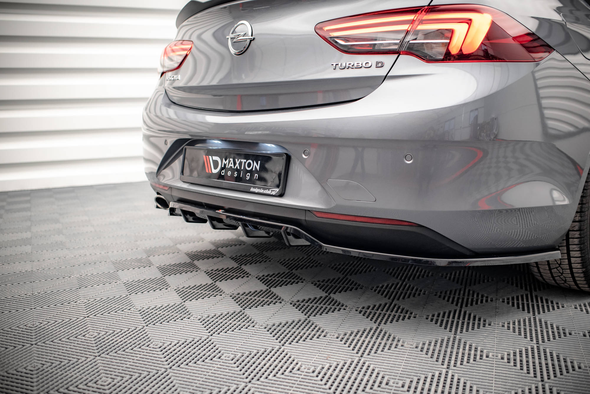 Central Rear Splitter (with vertical bars) Opel Insignia Mk2