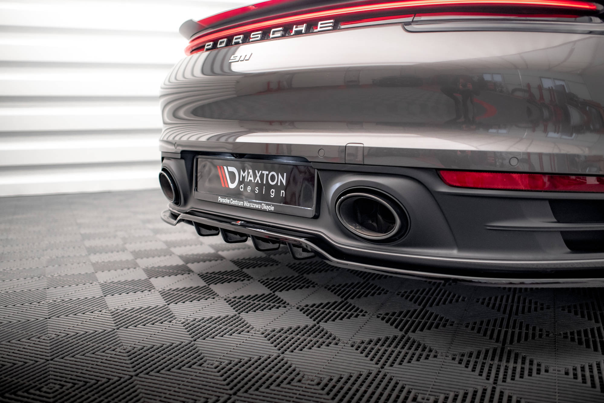 Central Rear Splitter (with vertical bars) Porsche 911 Carrera 4S 992