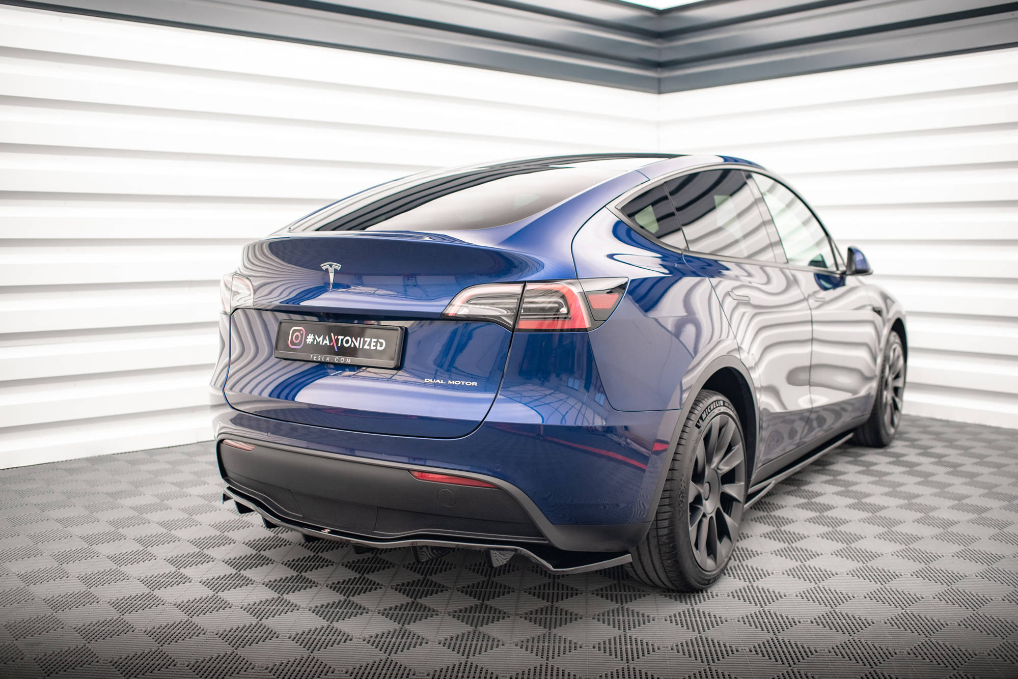 Central Rear Splitter (with vertical bars) Tesla Model Y