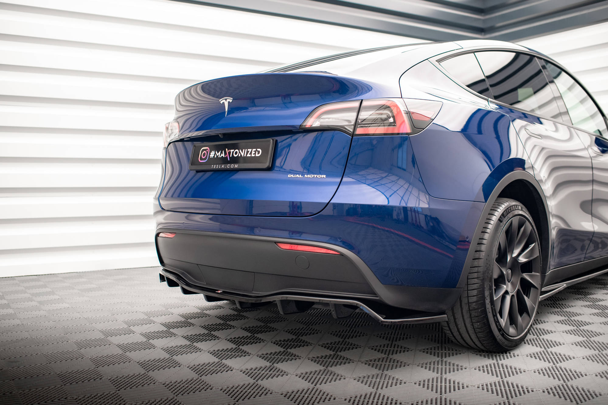 Central Rear Splitter (with vertical bars) Tesla Model Y