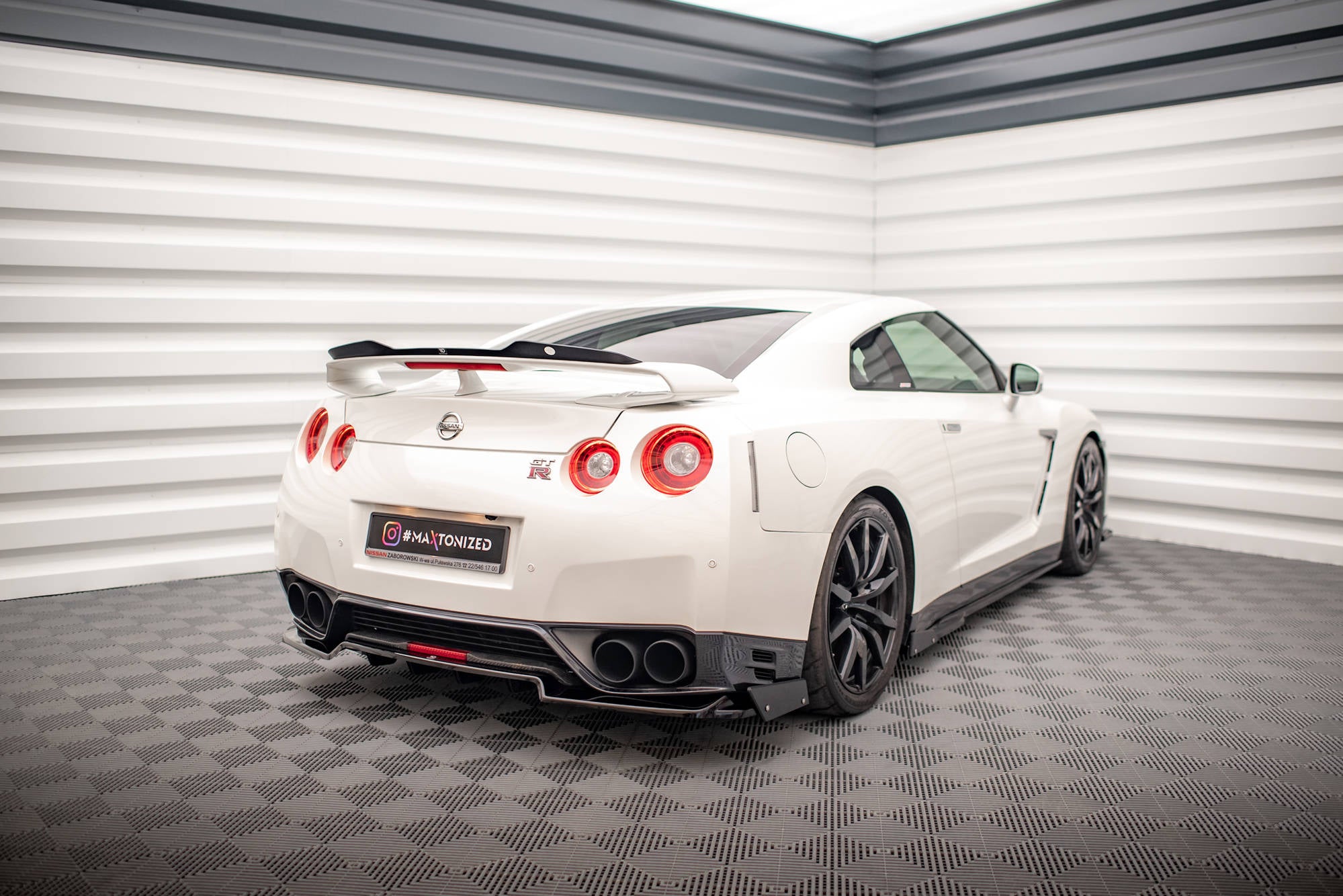 Central Rear Splitter + Flaps for Nissan GTR R35 Facelift