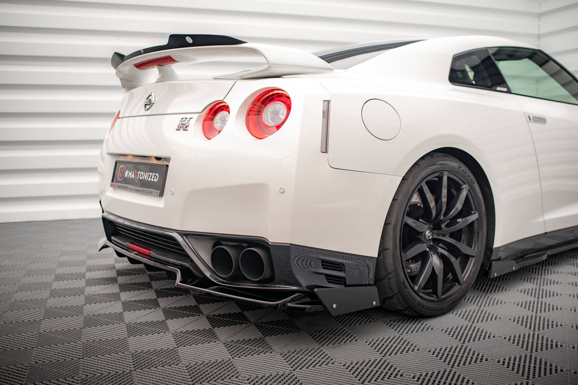 Central Rear Splitter + Flaps for Nissan GTR R35 Facelift