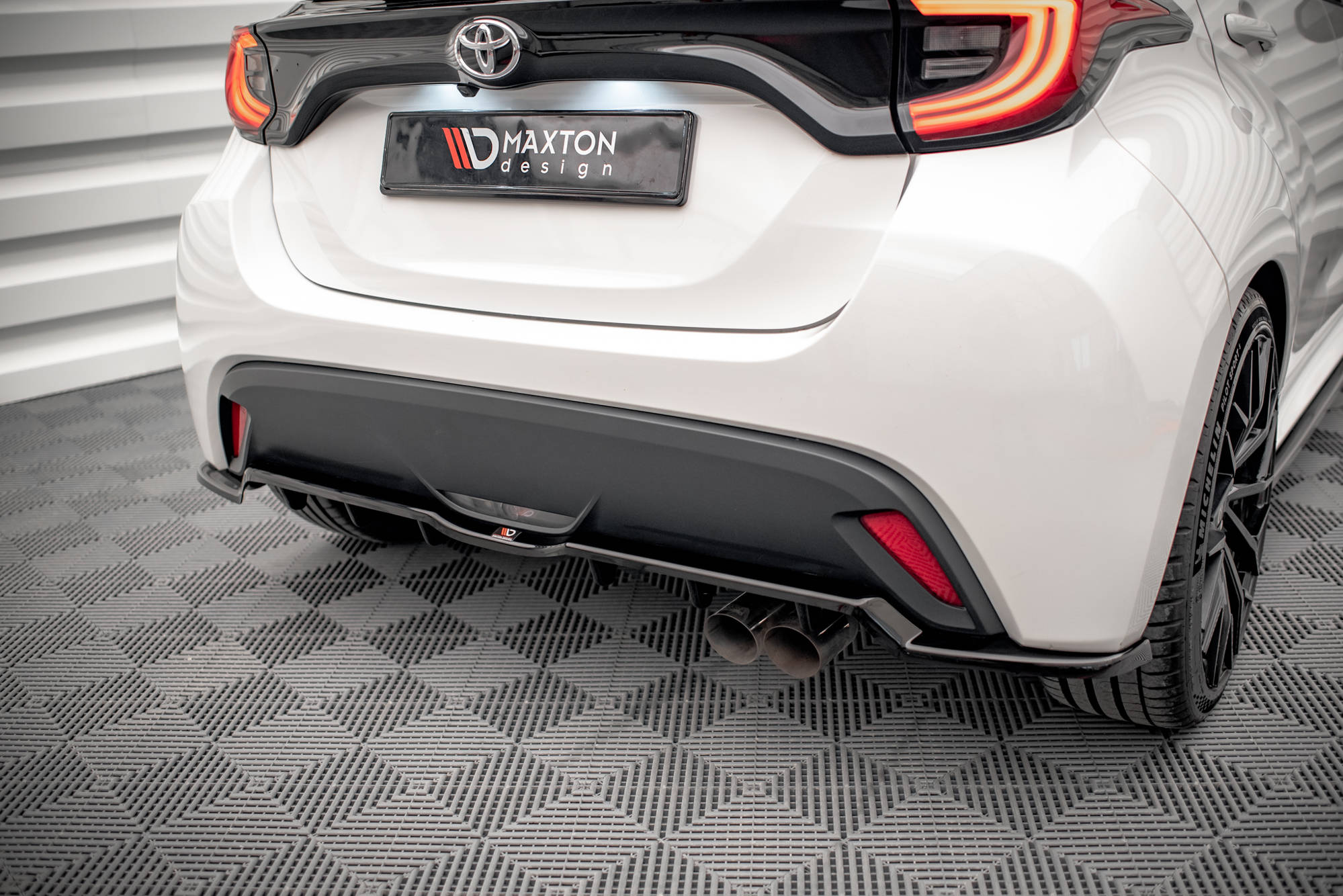 Central Rear Splitter (with vertical bars) V.2 Toyota Yaris Mk4