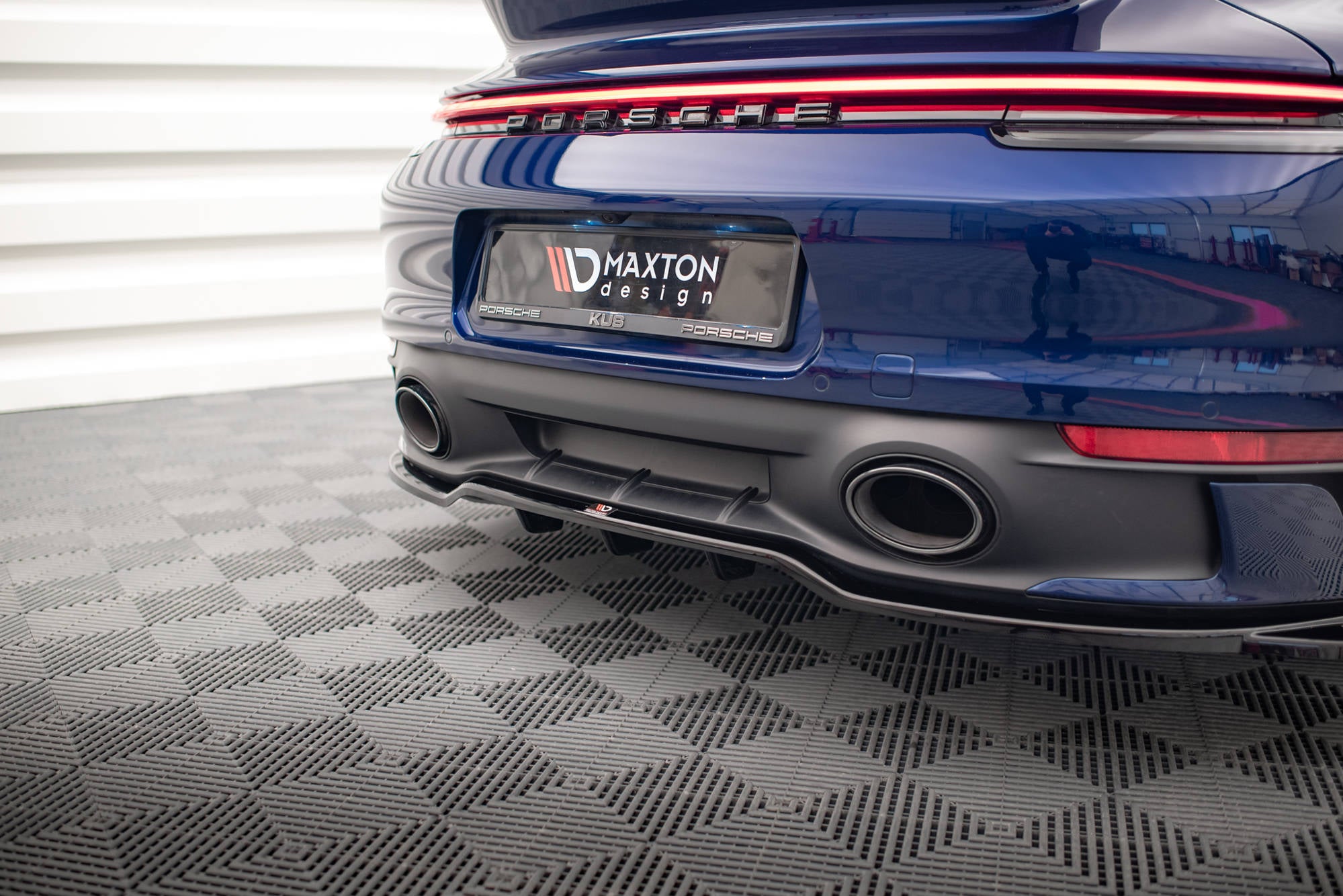 Rear Splitter (with vertical bars) V.2 Porsche 911 Carrera Aero / Carrera GTS 992