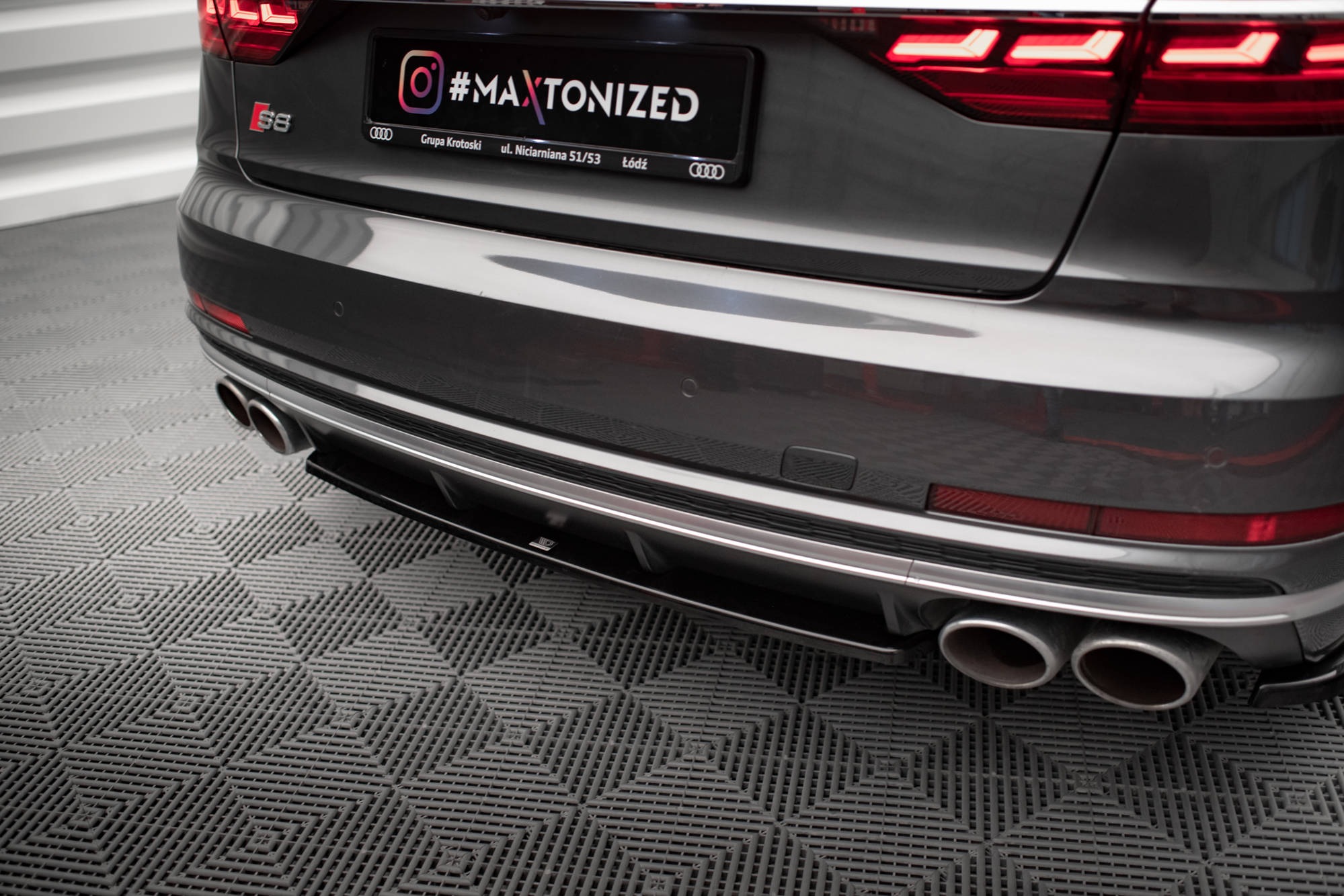 Central Rear Splitter for Audi S8 D5