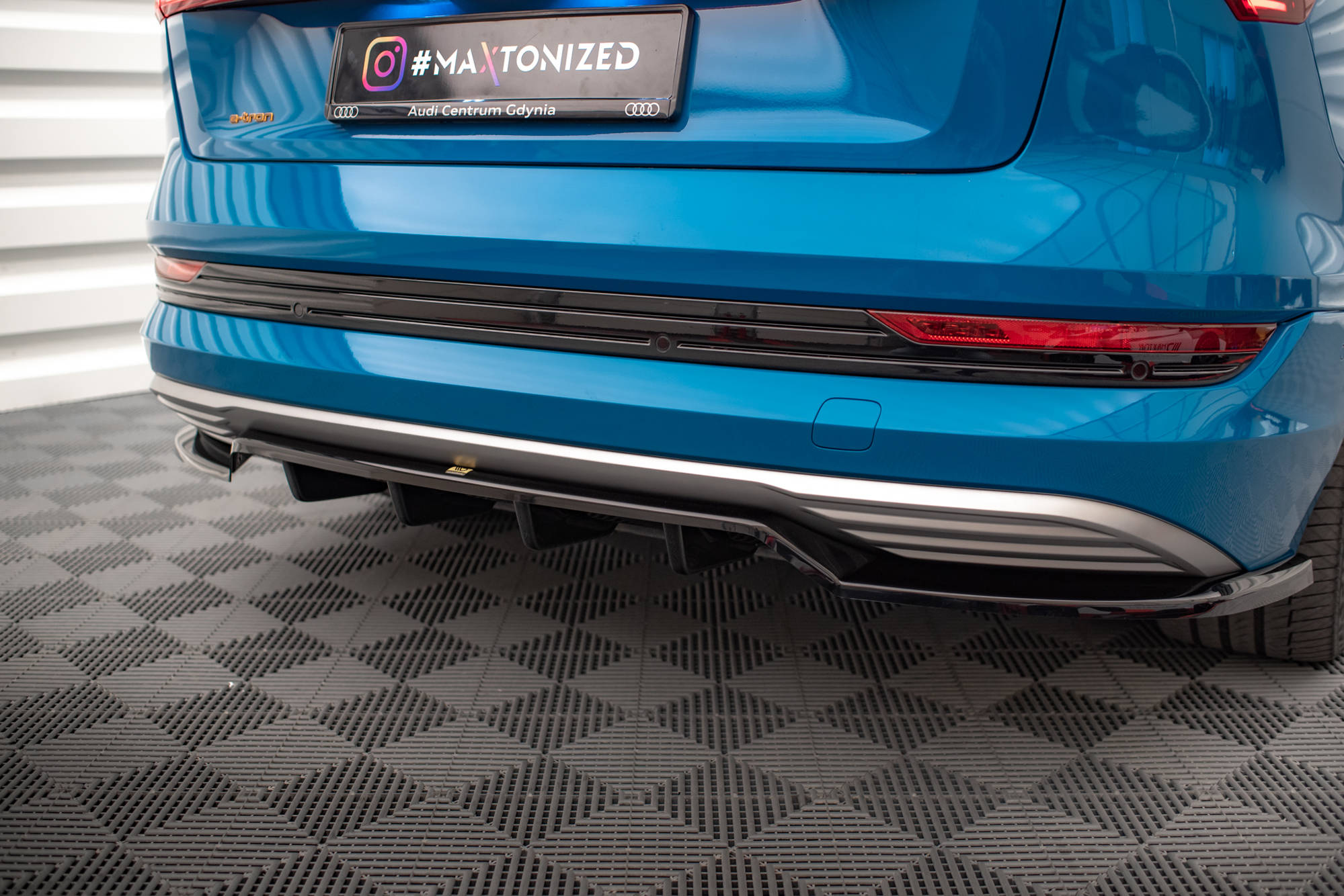 Central Rear Splitter (with vertical bars) Audi e-tron