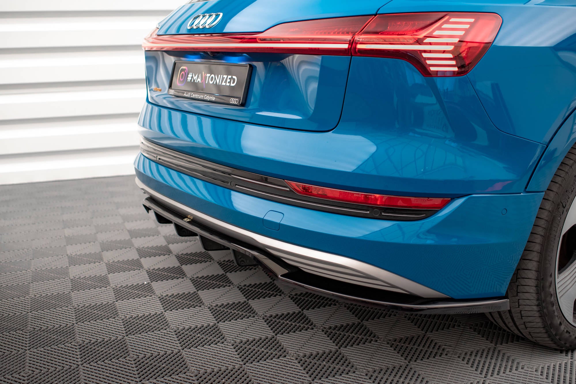 Rear Splitter (with vertical bars) Audi e-tron