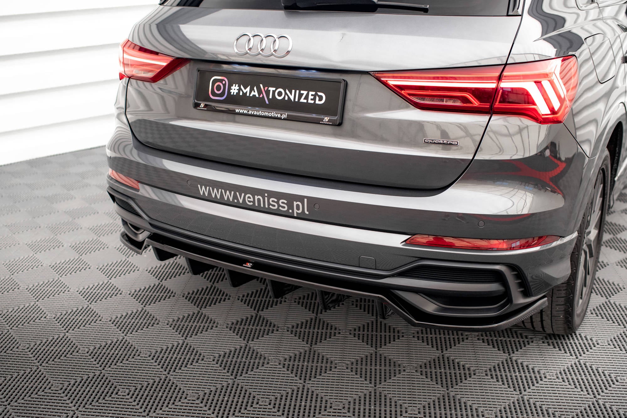 Central Rear Splitter (with vertical bars) Audi Q3 S-Line F3