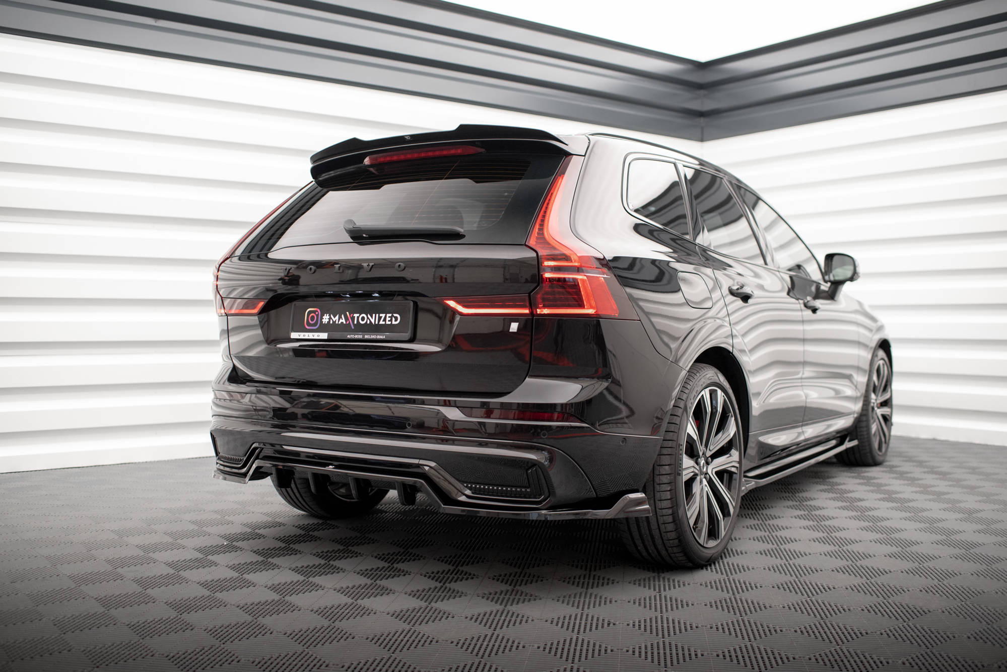 Rear Splitter (with vertical bars) Volvo XC60 R-Design Mk2 Facelift