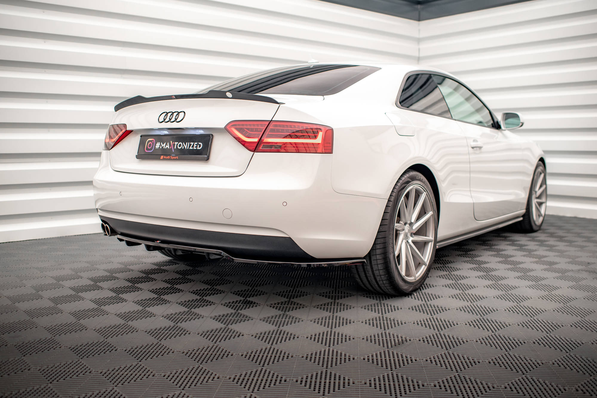 Rear Splitter (with vertical bars) Audi A5 Coupe 8T Facelift