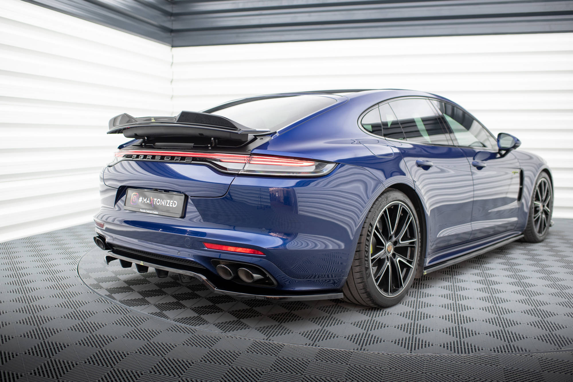 Rear Splitter (with vertical bars) Porsche Panamera E-Hybrid 971 Facelift