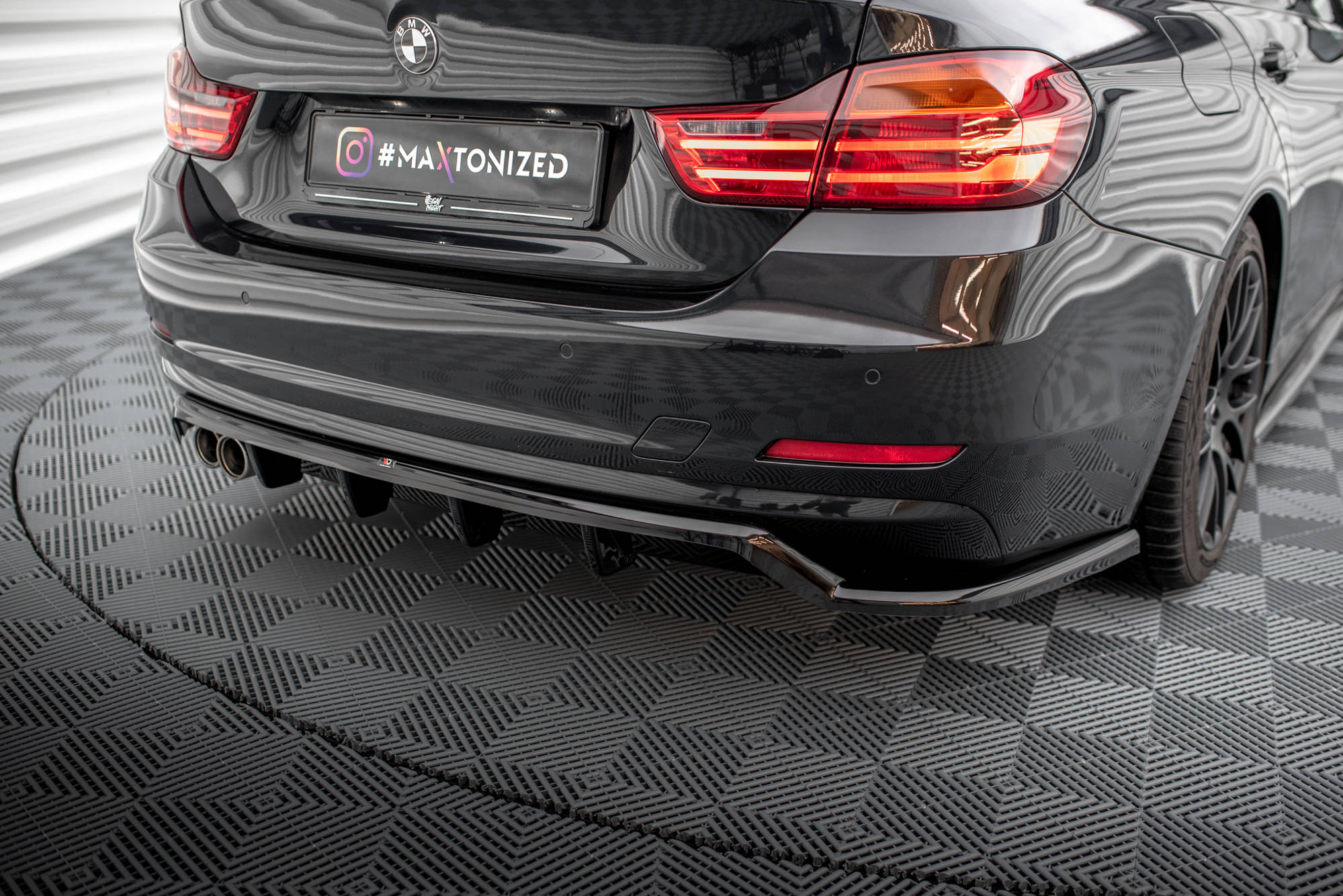 Central Rear Splitter (with vertical bars) BMW 4 Gran Coupe F36