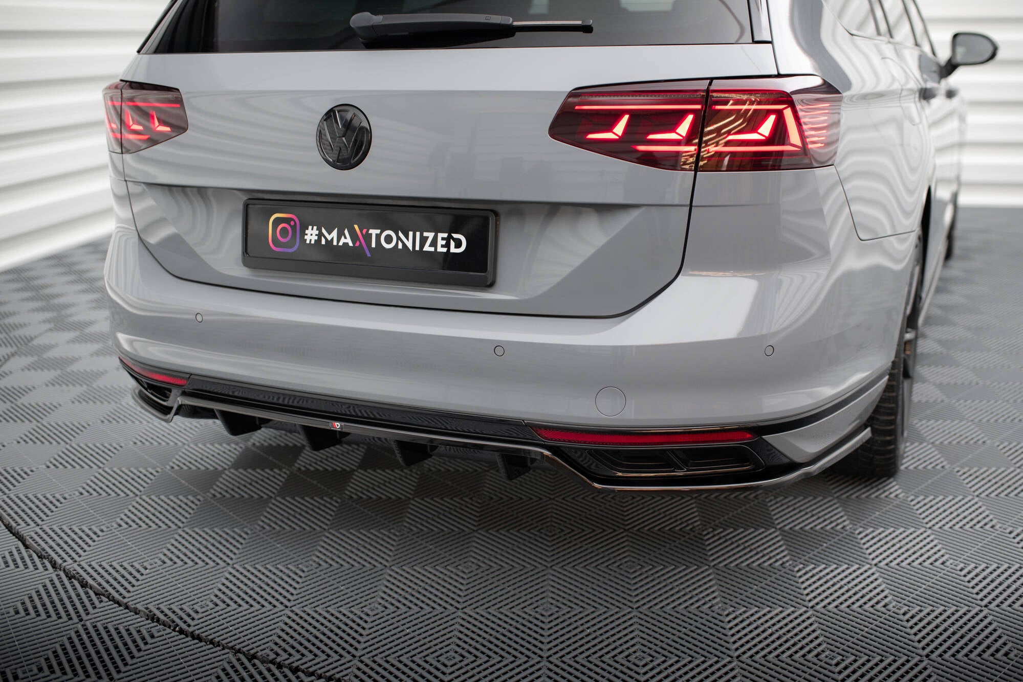 Rear Splitter (with vertical bars) Volkswagen Passat R-Line B8 Facelift