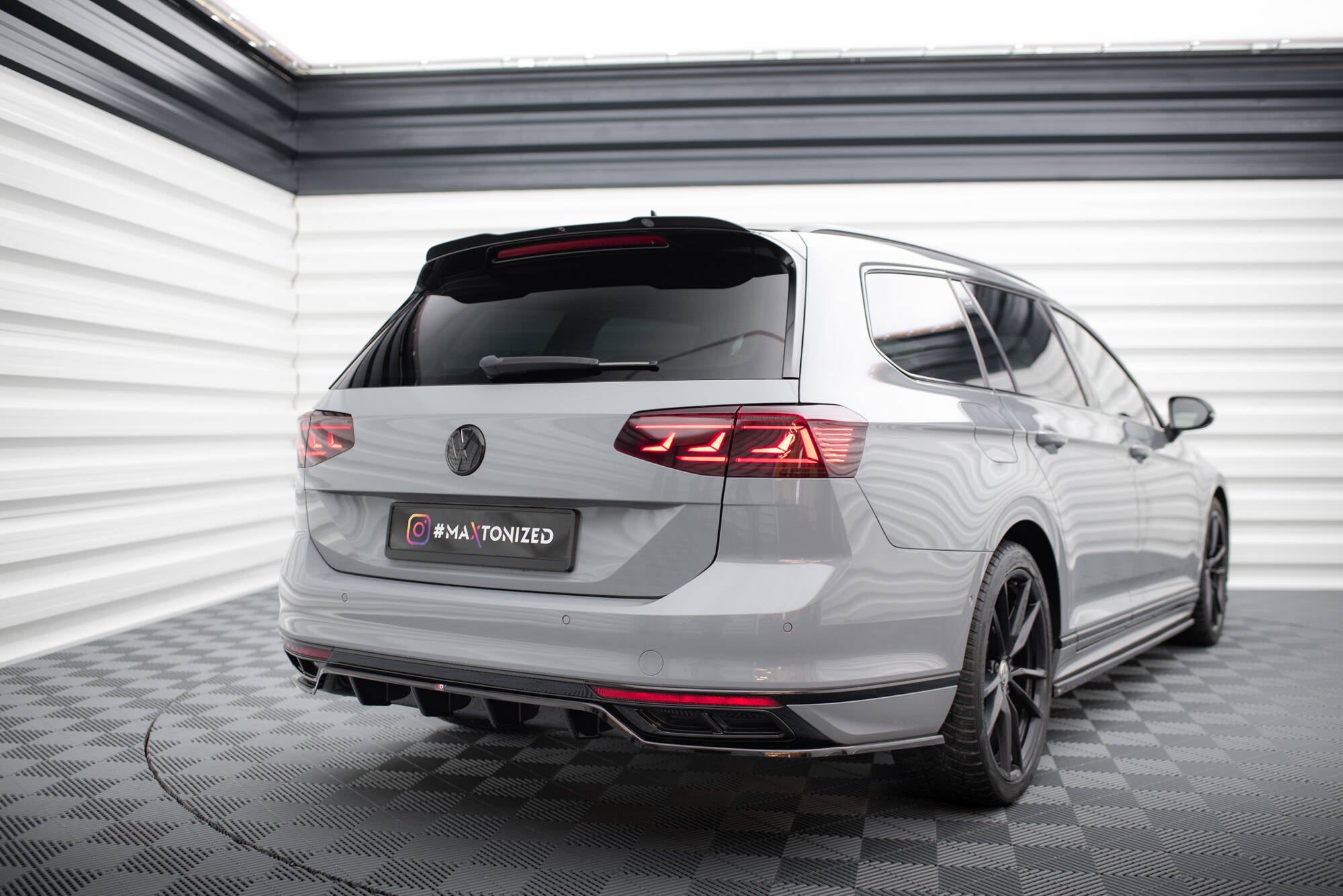 Rear Splitter (with vertical bars) Volkswagen Passat R-Line B8 Facelift