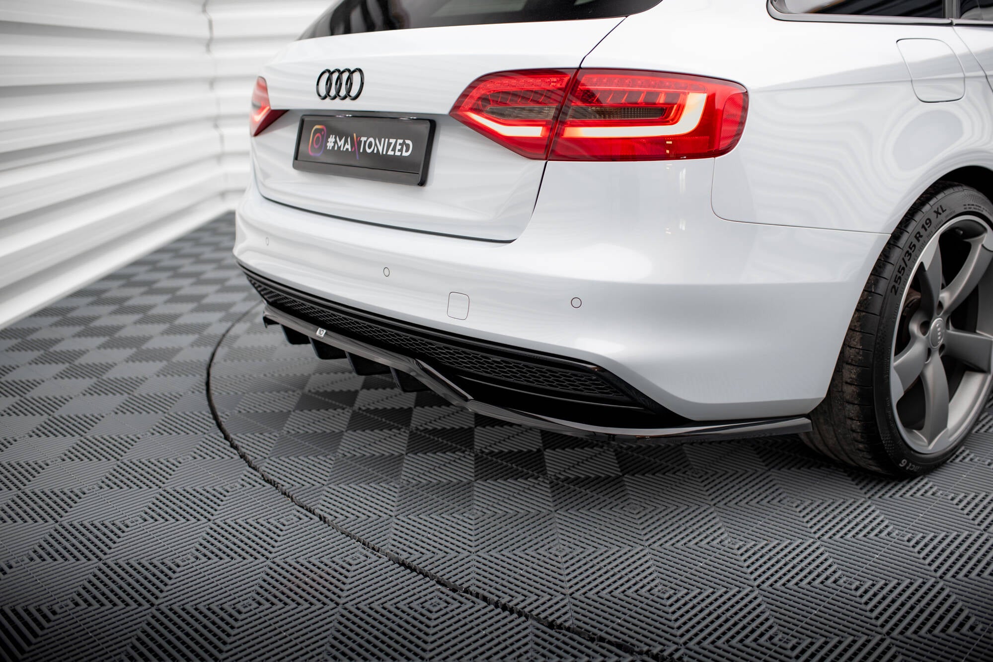 Rear Splitter (with vertical bars) Audi A4 Competition B8 Facelift