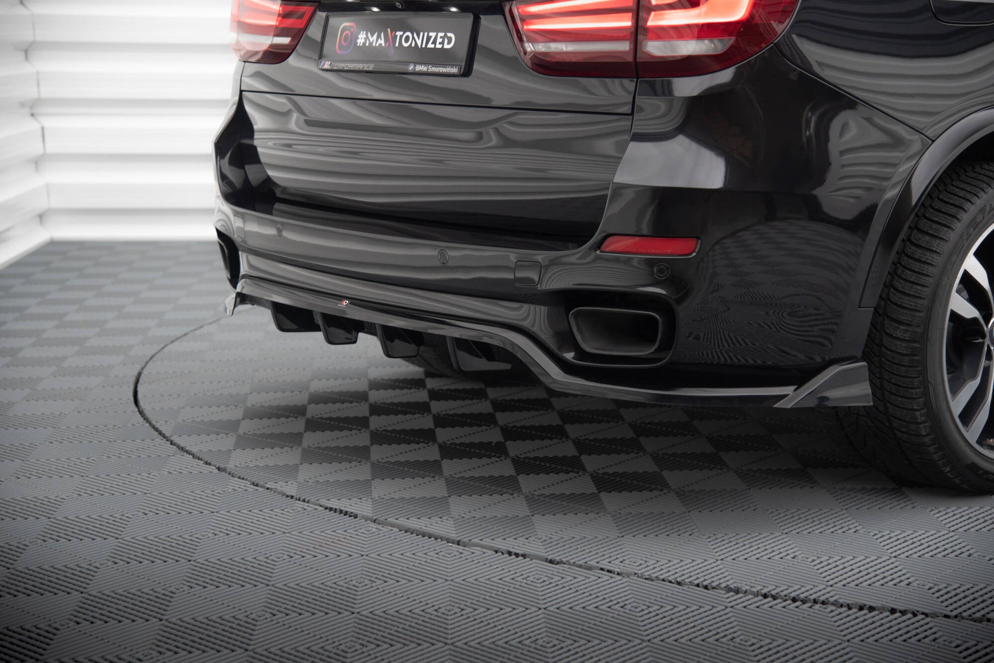 Central Rear Splitter (with vertical bars) BMW X5 M-Pack F15