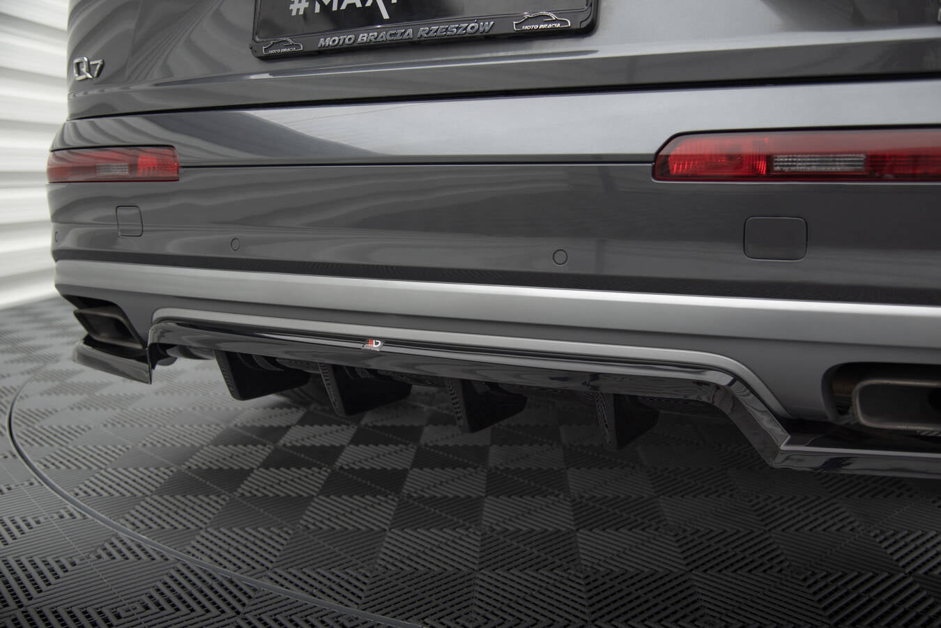 Central Rear Splitter (with vertical bars) Audi Q7 Mk2