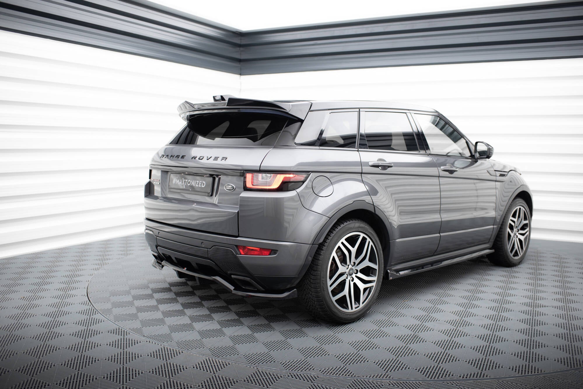 Rear Splitter (with vertical bars) Land Rover Range Rover Evoque HSE Dynamic Mk1 Facelift