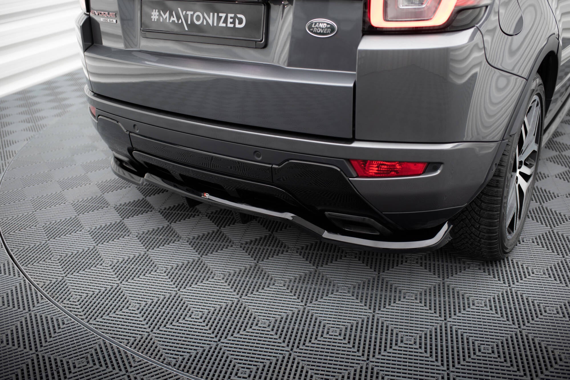 Rear Splitter (with vertical bars) Land Rover Range Rover Evoque HSE Dynamic Mk1 Facelift