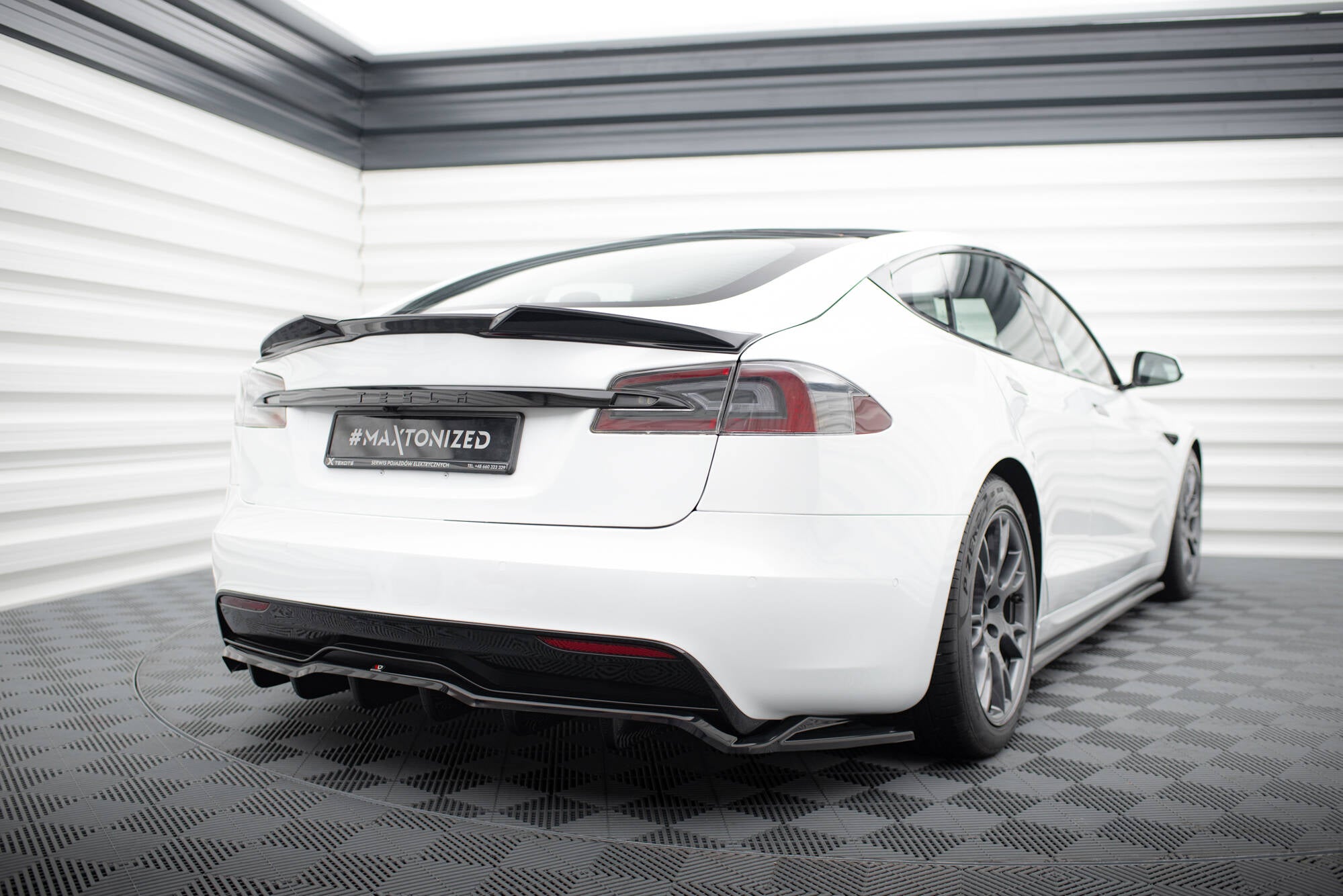 Rear Splitter (with vertical bars) V.2 Tesla Model S Plaid Mk1 Facelift