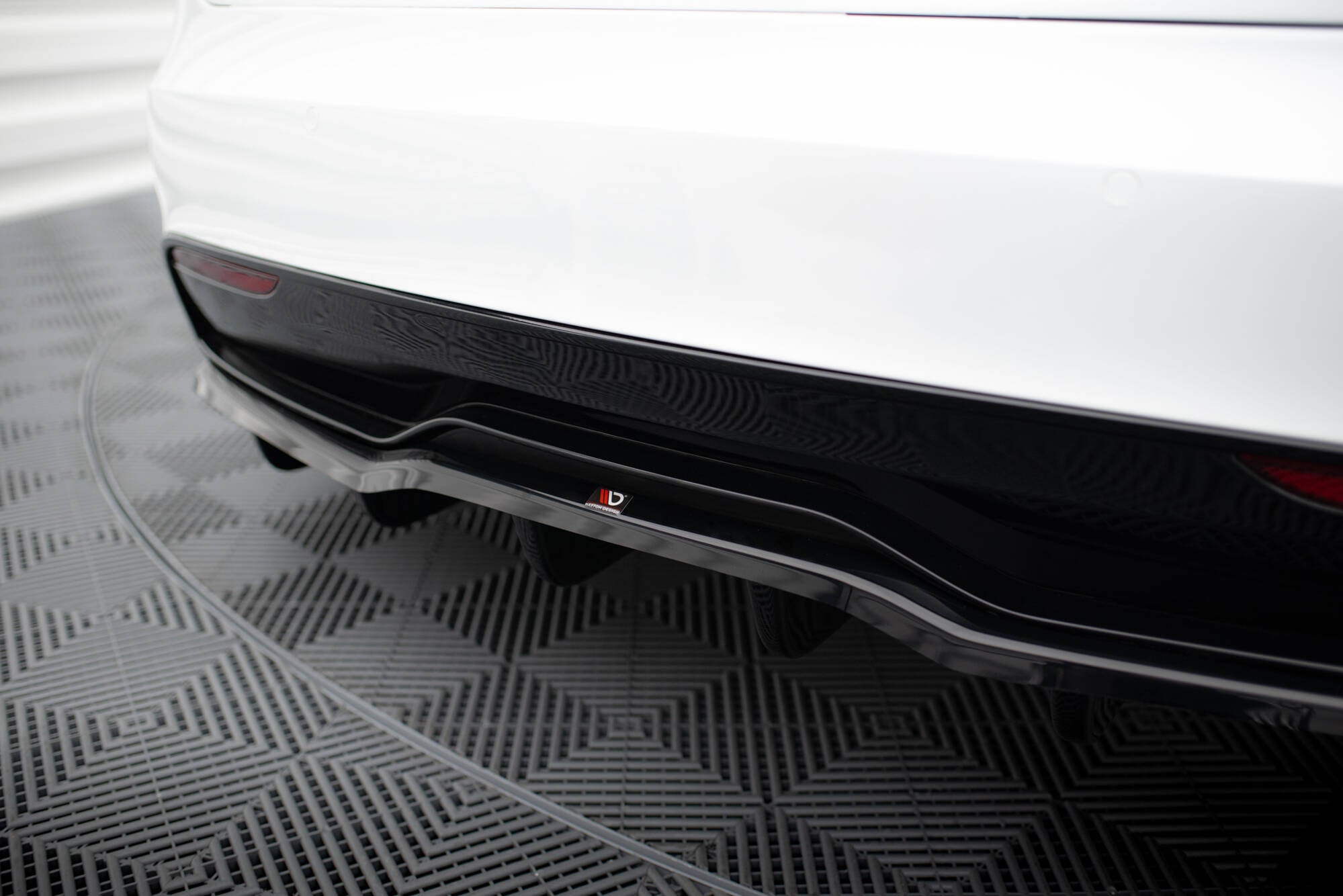 Central Rear Splitter (with vertical bars) V.2 Tesla Model S Plaid Mk1 Facelift