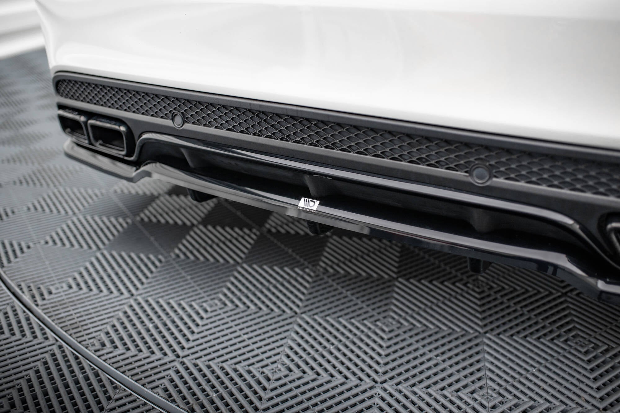 Central Rear Splitter (with vertical bars) Mercedes-AMG C63 Sedan / Estate W205 / S205