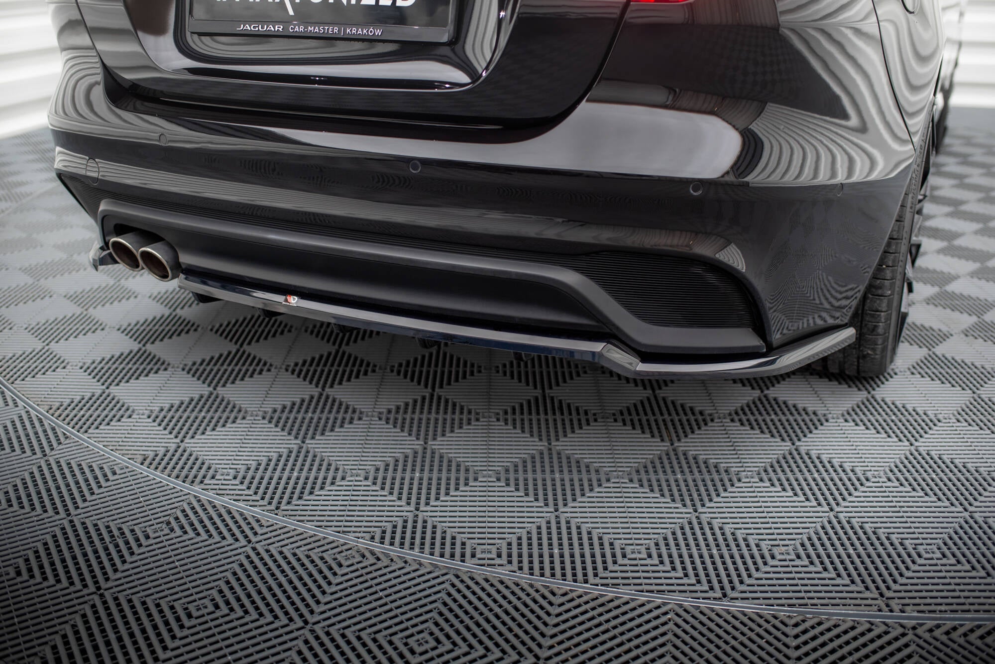 Central Rear Splitter (with vertical bars) Jaguar XE X760 Facelift