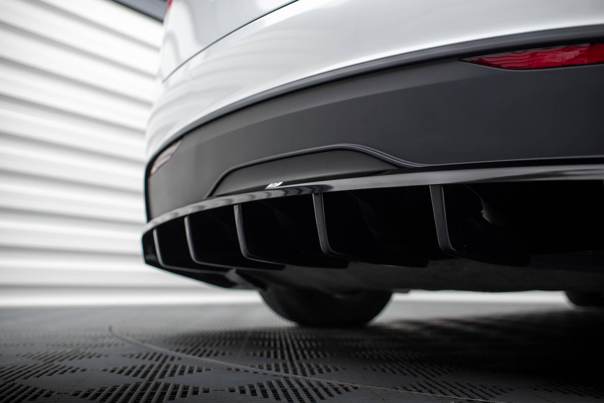 Rear Splitter (with vertical bars) Tesla Model X Mk1 Facelift