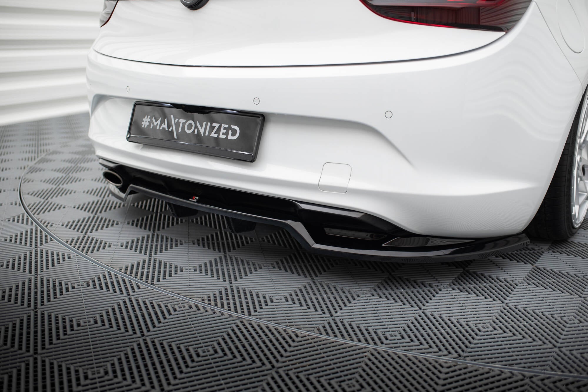 Rear Splitter (with vertical bars) Opel Cascada