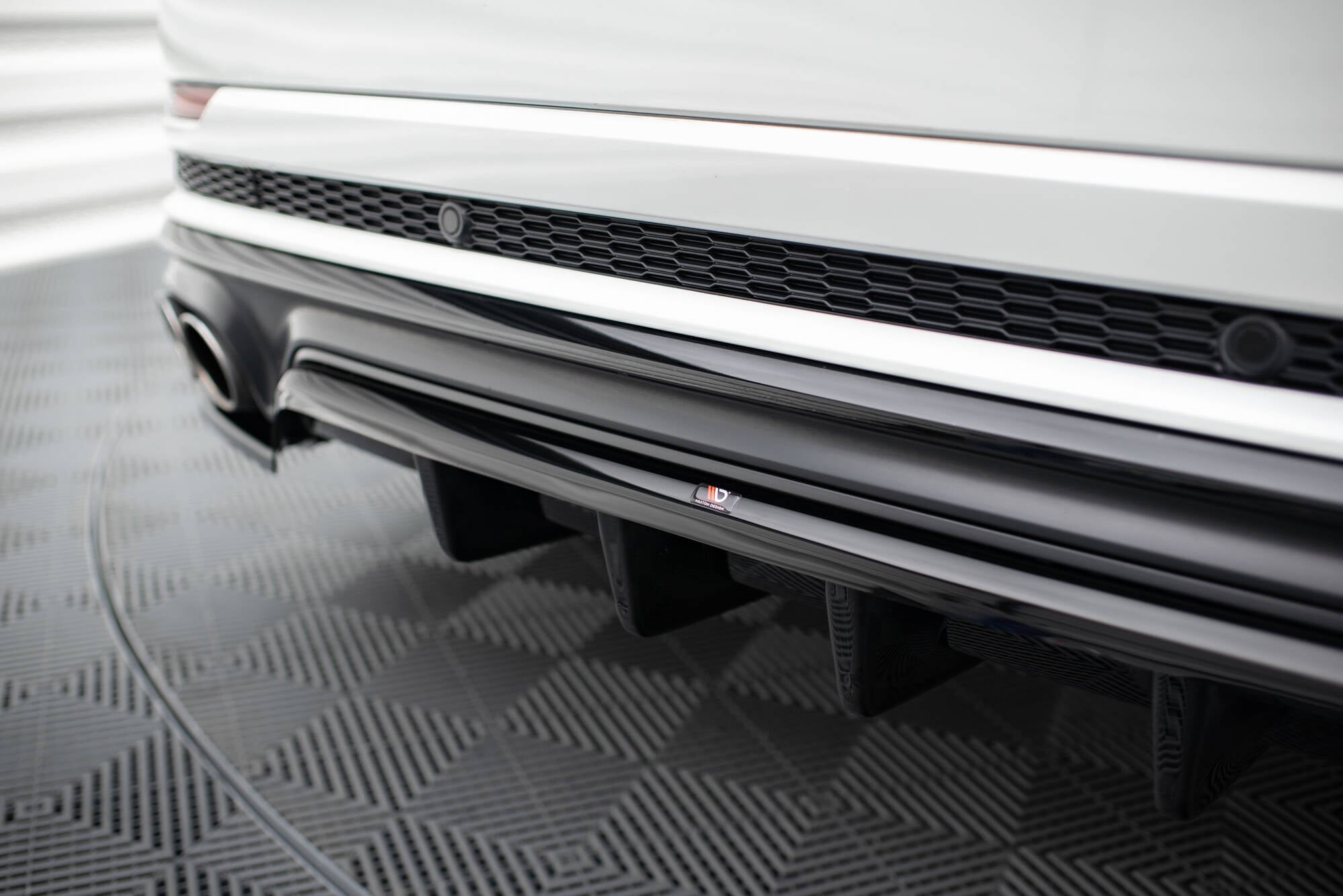 Central Rear Splitter (with vertical bars) Audi SQ8 Mk1