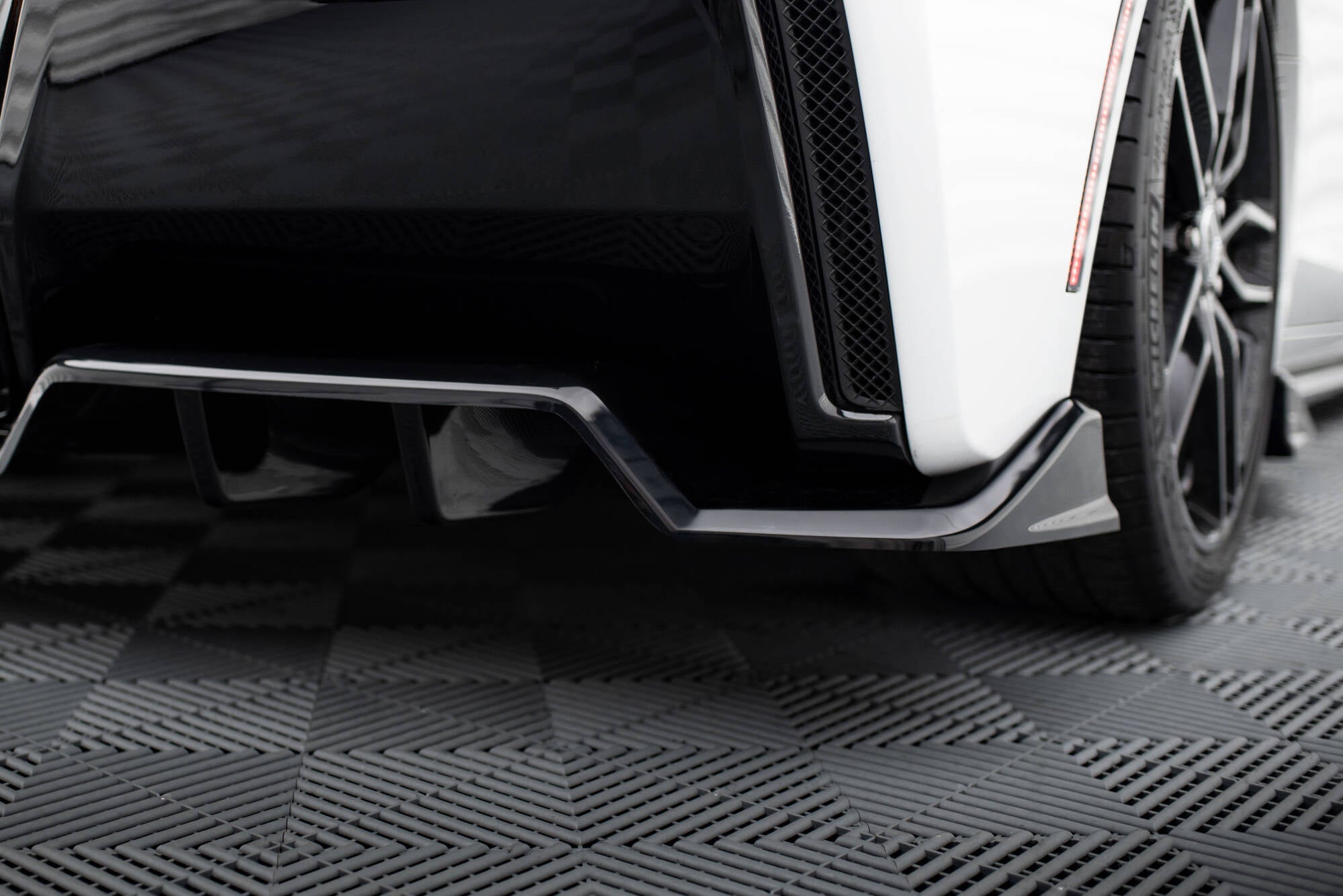 Central Rear Splitter (with vertical bars) Chevrolet Corvette C7