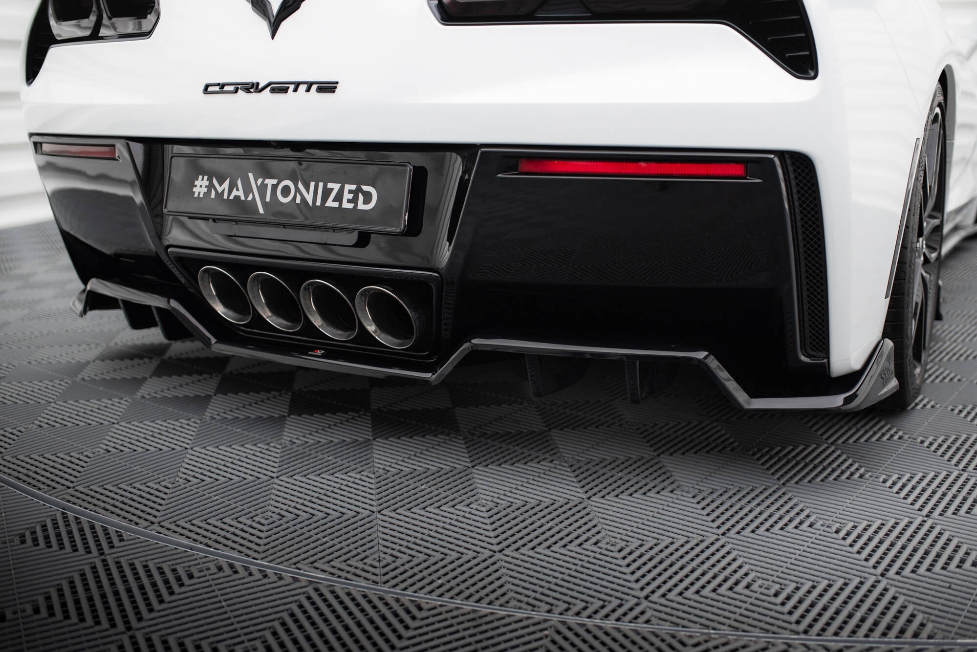 Central Rear Splitter (with vertical bars) Chevrolet Corvette C7