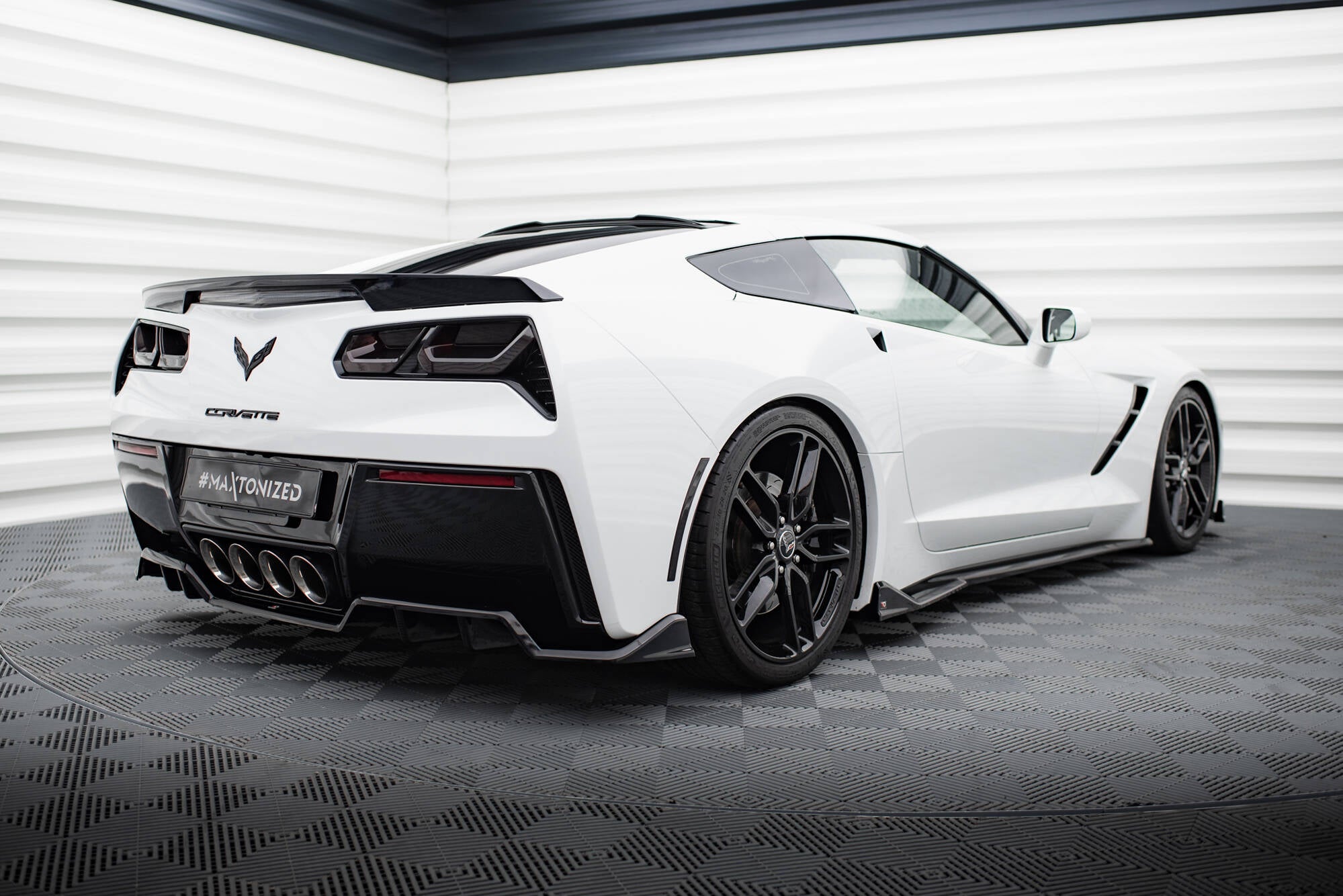 Central Rear Splitter (with vertical bars) Chevrolet Corvette C7