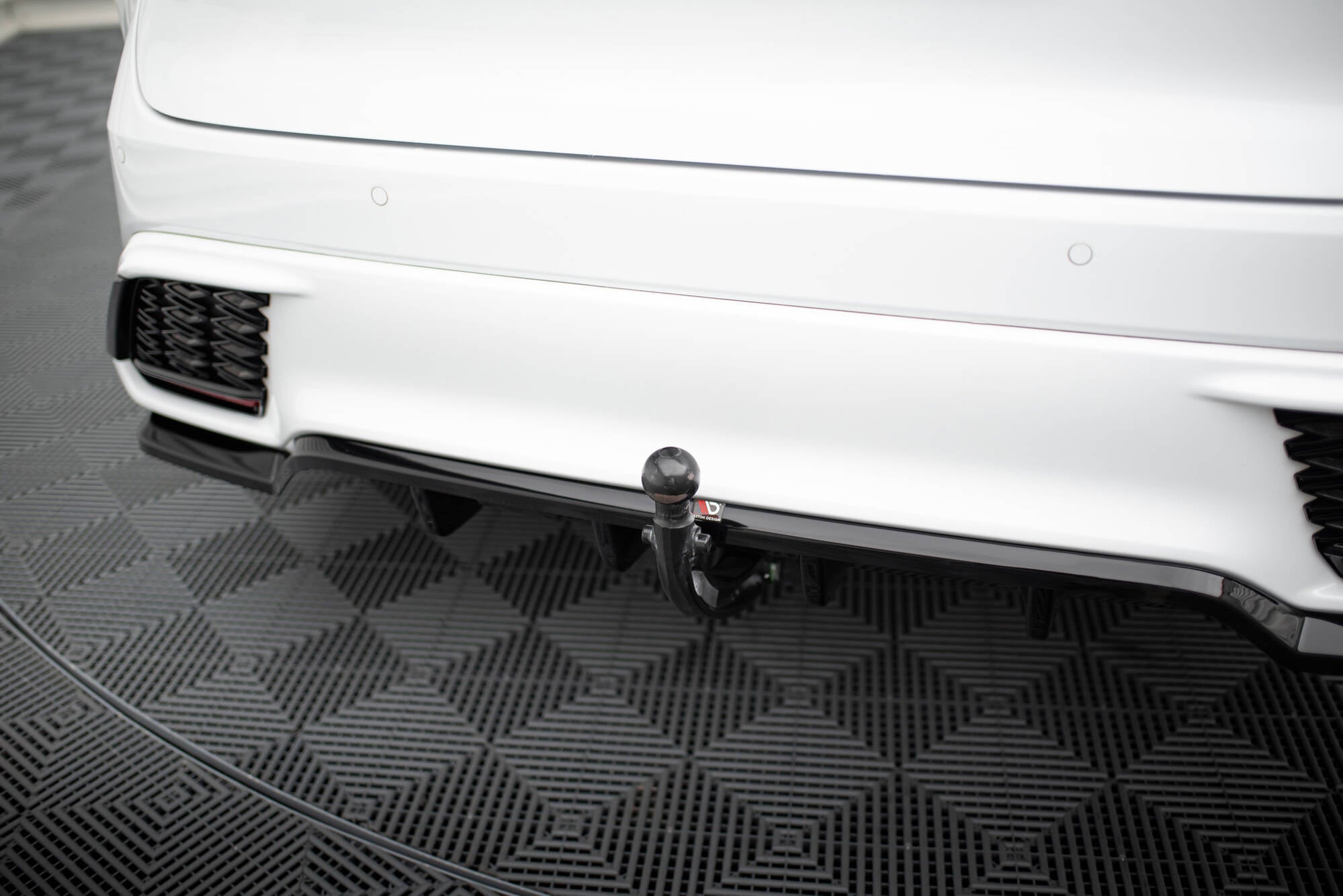 Central Rear Splitter (with vertical bars) Lexus RX F-Sport Mk5