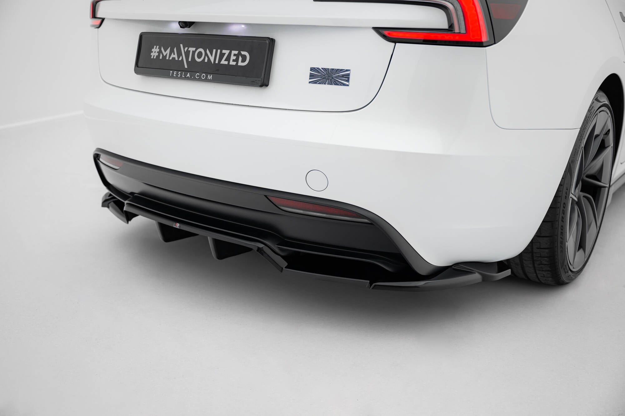 Rear Splitter (with vertical bars) V.2 Tesla Model 3 Performance Mk1 Facelift