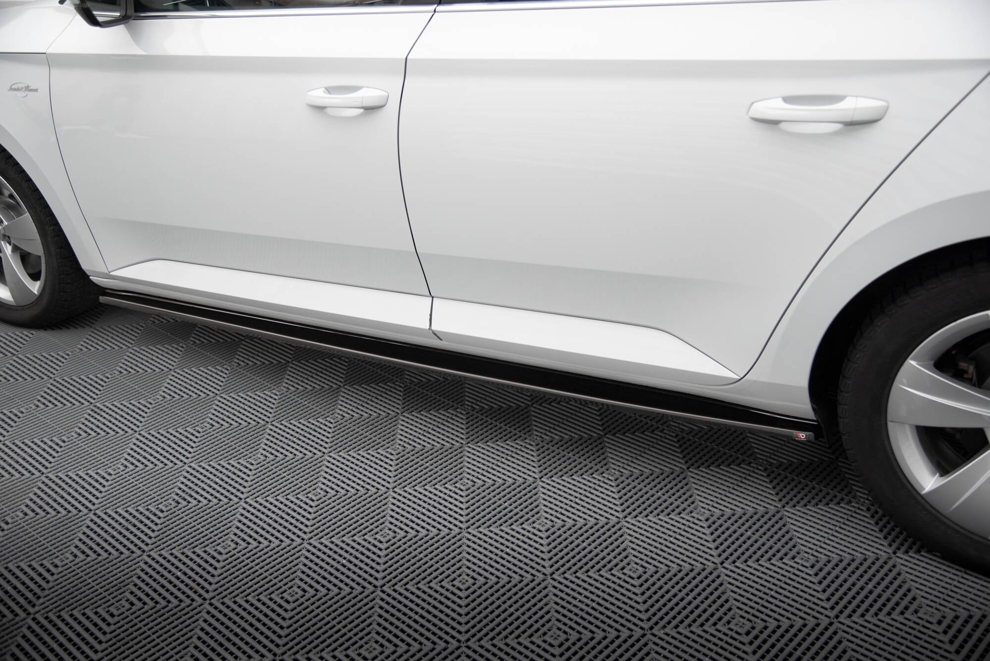 Side Skirts Diffusers Skoda Superb Mk3